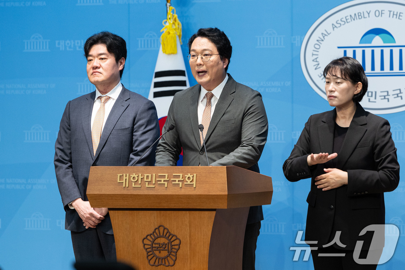 (서울=뉴스1) 이승배 기자 = 천하람 개혁신당 원내대표가 5일 서울 여의도 국회 소통관에서 부동산 정책 관련 긴급 기자회견을 하고 있다. 2025.11.5/뉴스1