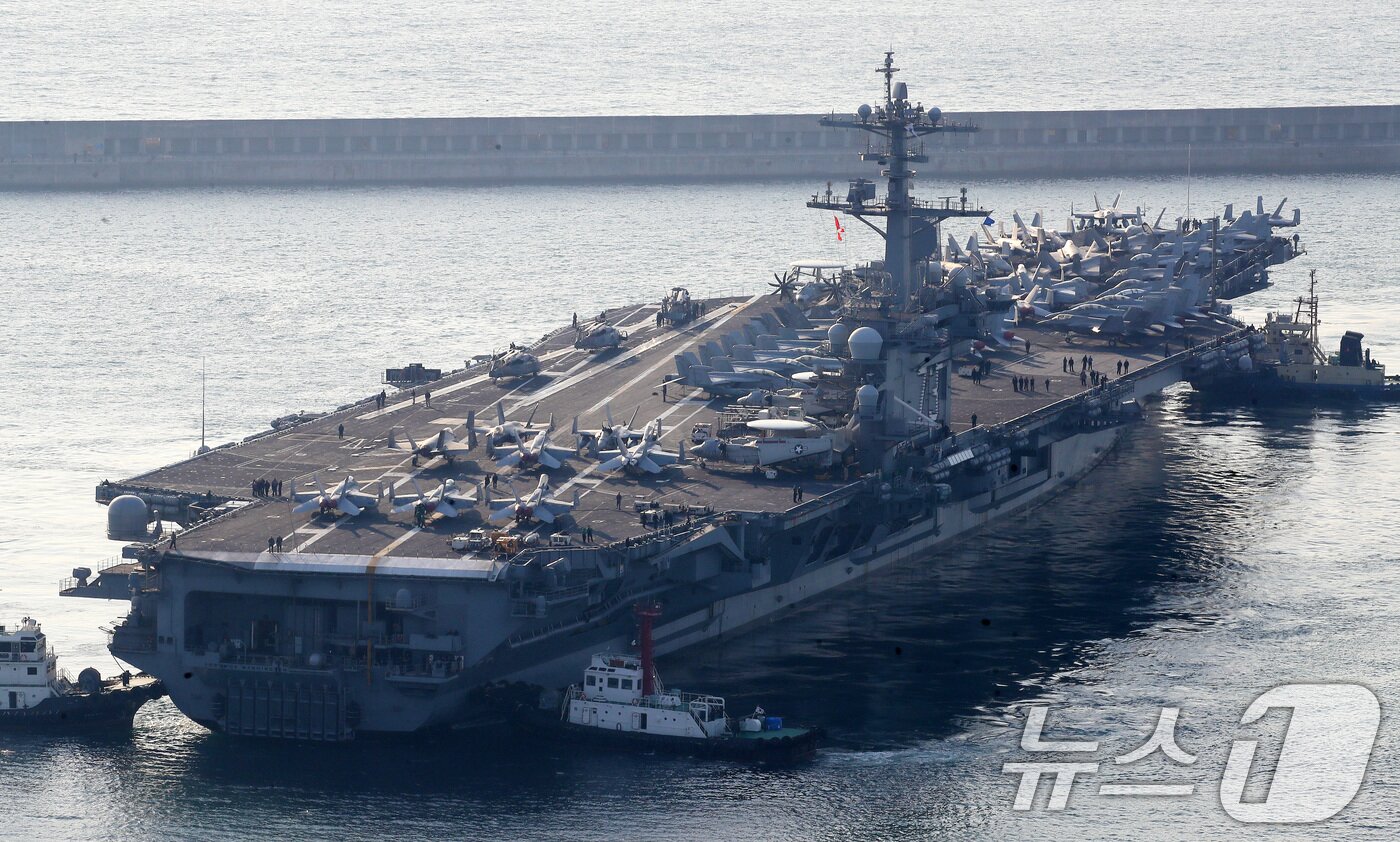 본문 이미지 - 미국 해군 핵추진 항공모함 '조지워싱턴함'(CVN-73)이 5일 오전 부산 남구 해군작전사령부 부산작전기지에 입항하는 모습. <자료사진>  2025.11.5/뉴스1 ⓒ News1 윤일지 기자