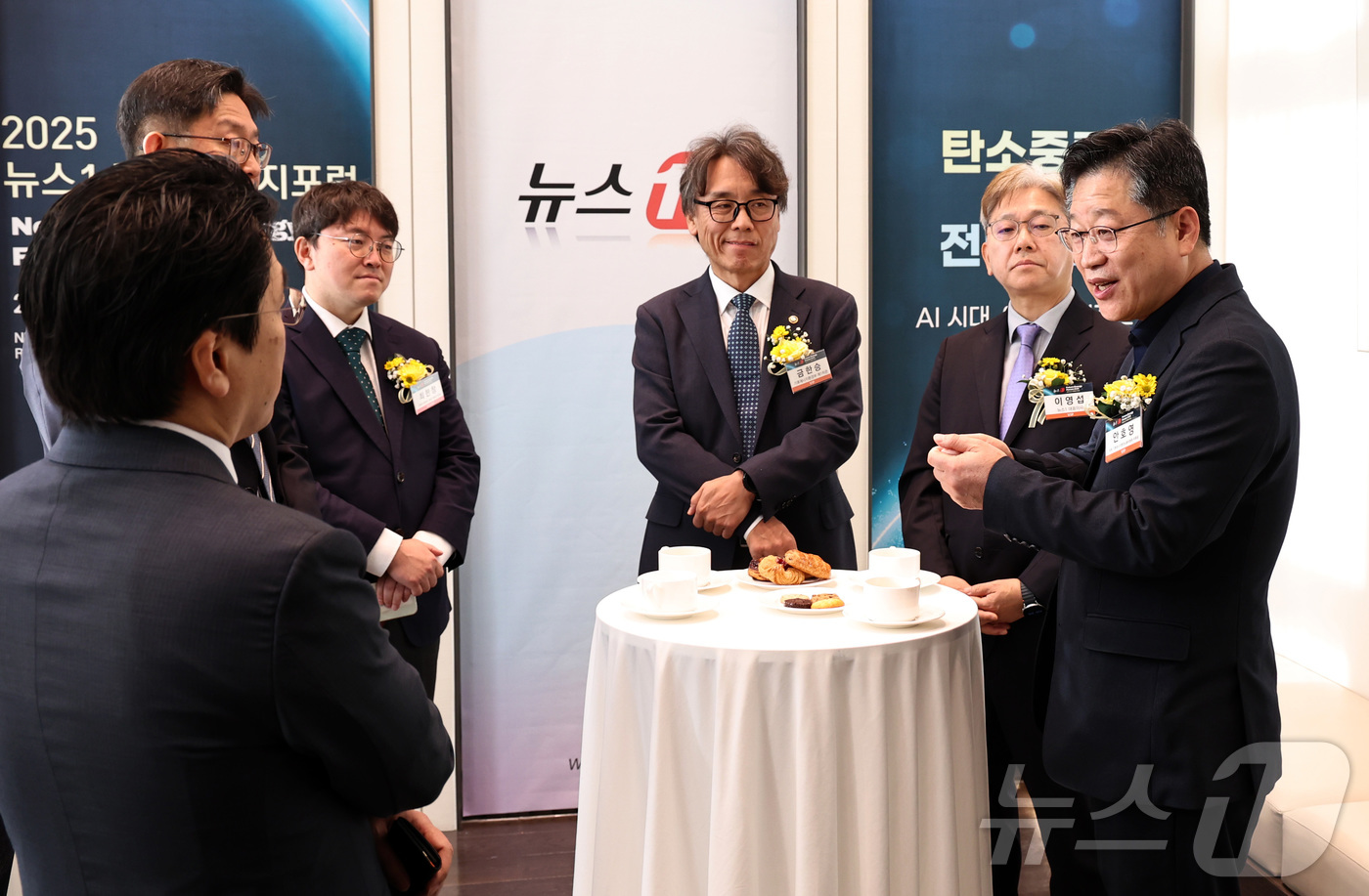 (서울=뉴스1) 구윤성 기자 = 안호영 국회 기후에너지환경노동위원장과 이영섭 뉴스1 대표이사 등 참석자들이 5일 오전 서울 용산구 나인트리 프리미어 로카우스 호텔 용산에서 '탄소중 …