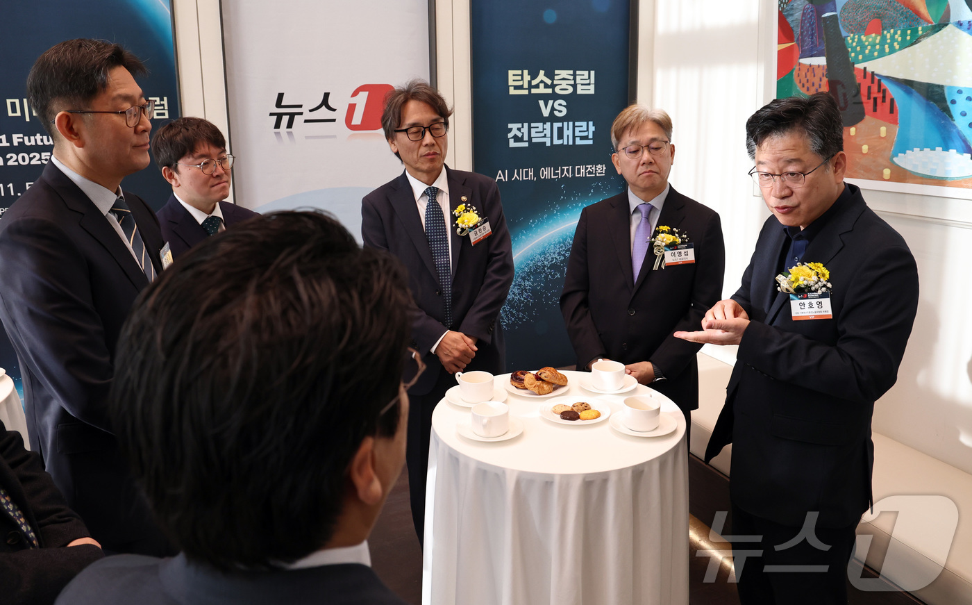 (서울=뉴스1) 구윤성 기자 = 안호영 국회 기후에너지환경노동위원장과 이영섭 뉴스1 대표이사 등 참석자들이 5일 오전 서울 용산구 나인트리 프리미어 로카우스 호텔 용산에서 '탄소중 …