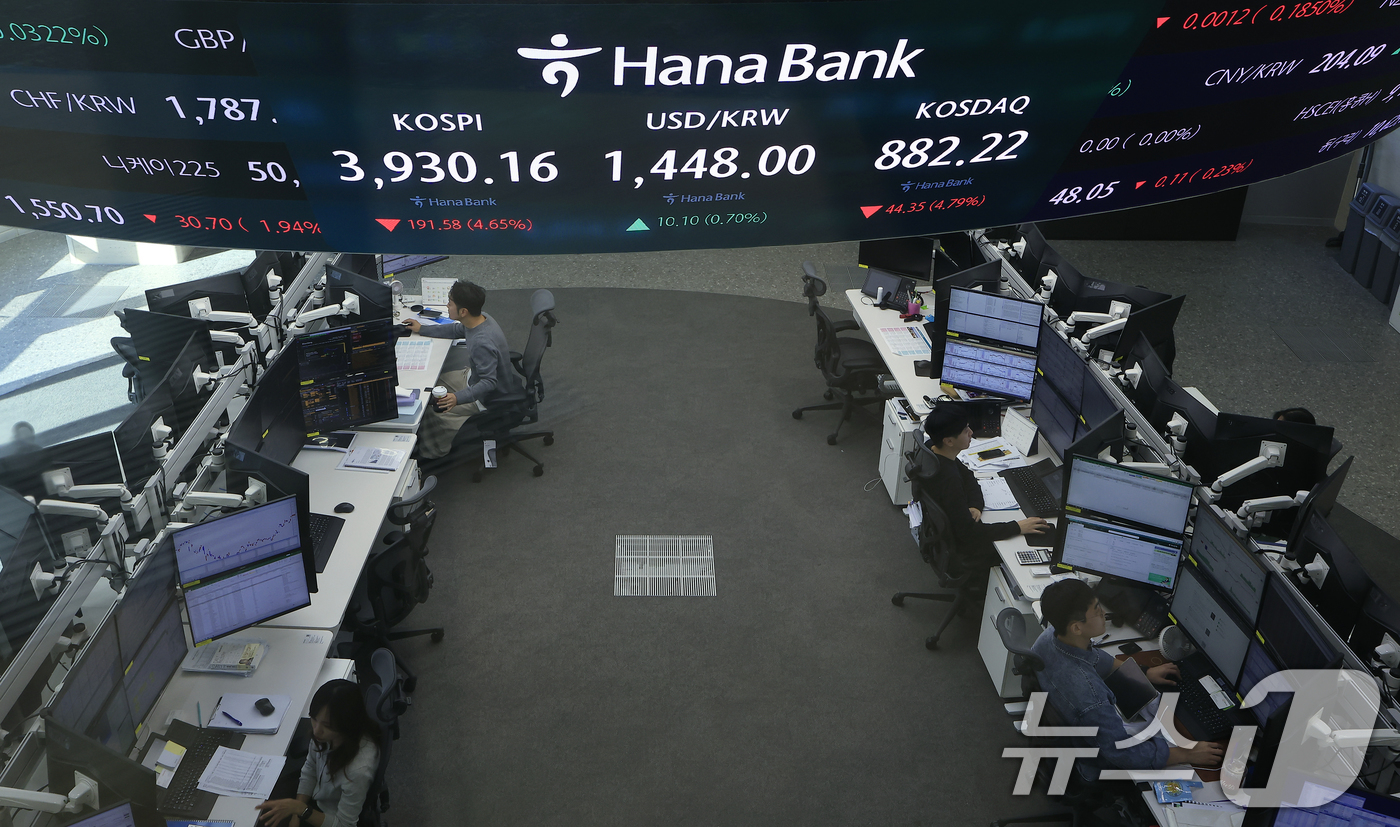(서울=뉴스1) 박정호 기자 = 5일 오전 서울 중구 하나은행 딜링룸에 코스피 시황이 표시되고 있다.이날 코스피는 66.27p 하락하며 출발해 장중 4000선이 붕괴됐다. 2025 …