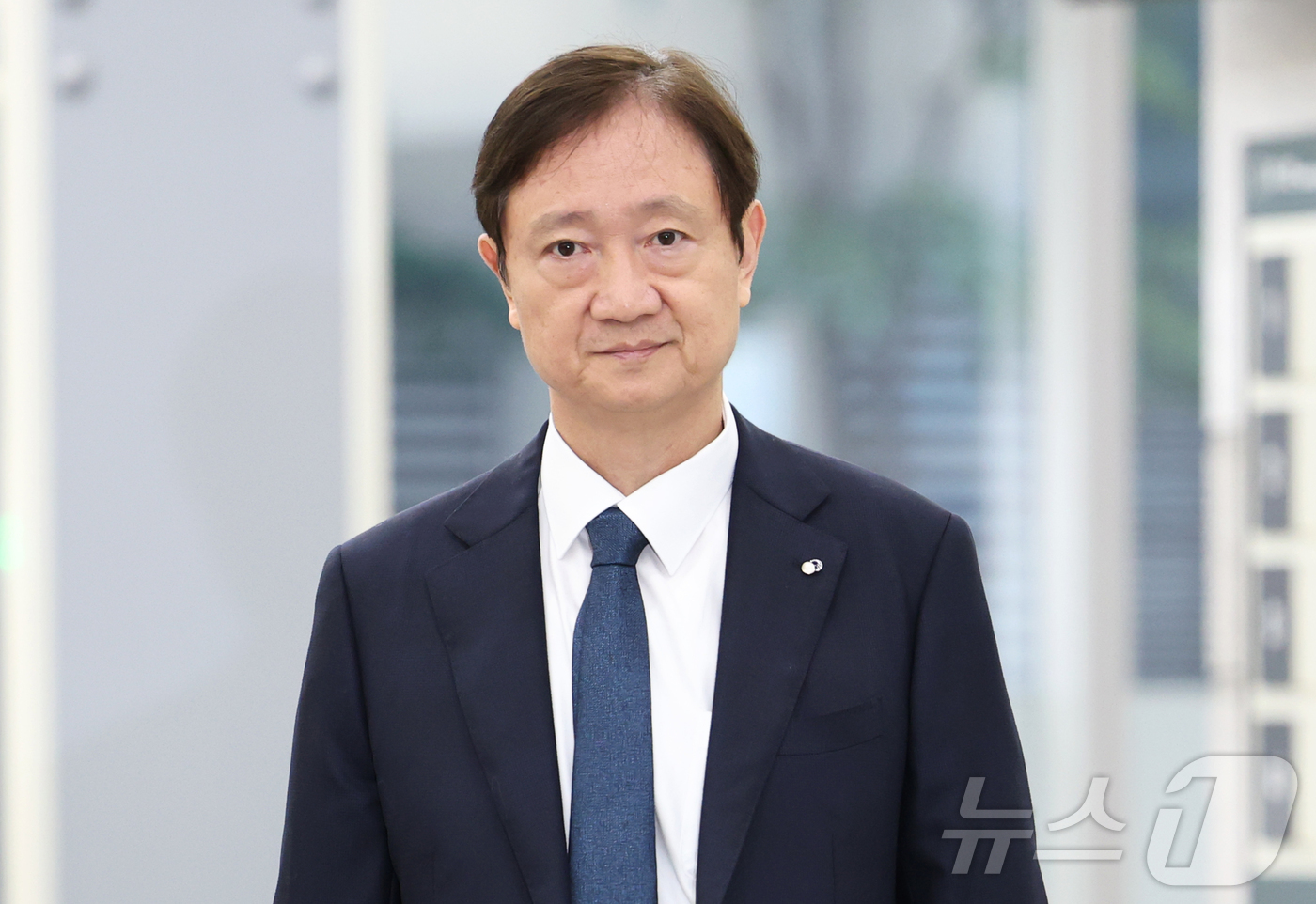 (서울=뉴스1) 오대일 기자 = 이찬진 금융감독원장이 5일 오전 '경영진 민원상담 Day'를 맞아 서울 여의도 금융감독원 금융민원센터에서 민원인과 상담을 하기 위해 이동하고 있다. …