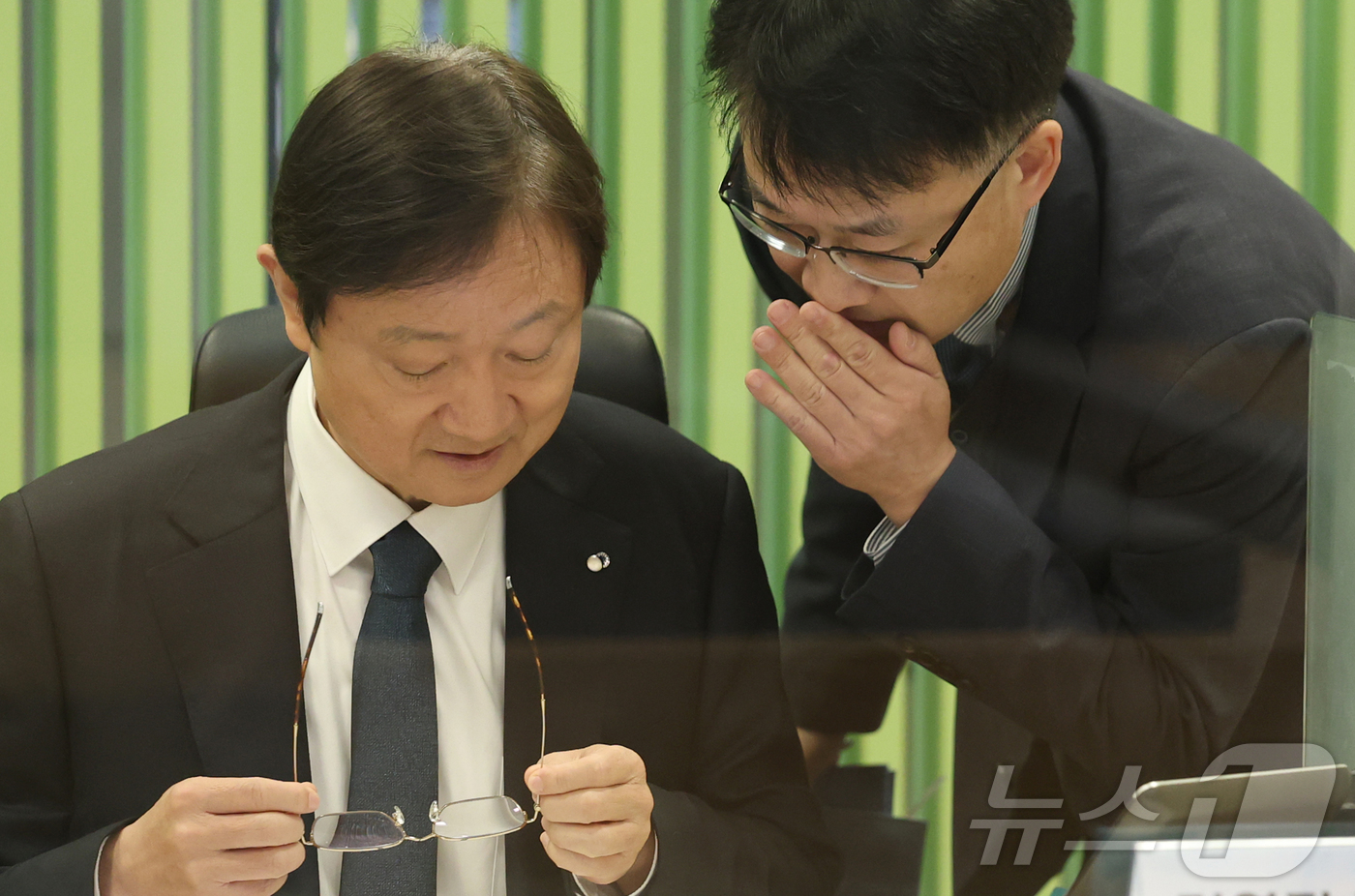 (서울=뉴스1) 오대일 기자 = 이찬진 금융감독원장이 5일 오전 '경영진 민원상담 Day'를 맞아 서울 여의도 금융감독원 금융민원센터에서 열린 민원인과의 상담에 앞서 관계자의 보고 …