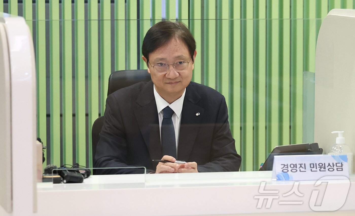 본문 이미지 - 이찬진 금융감독원장이 5일 오전 &#39;경영진 민원상담 Day&#39;를 맞아 서울 여의도 금융감독원 금융민원센터에서 민원인을 기다리고 있다. 이날 민원 상담은 금감원 경영진이 금융소비자와의 직접 만남을 통해 공감대를 넓히고 금융소비자의 신뢰를 제고하기 위해 마련됐다. ⓒ News1 오대일 기자