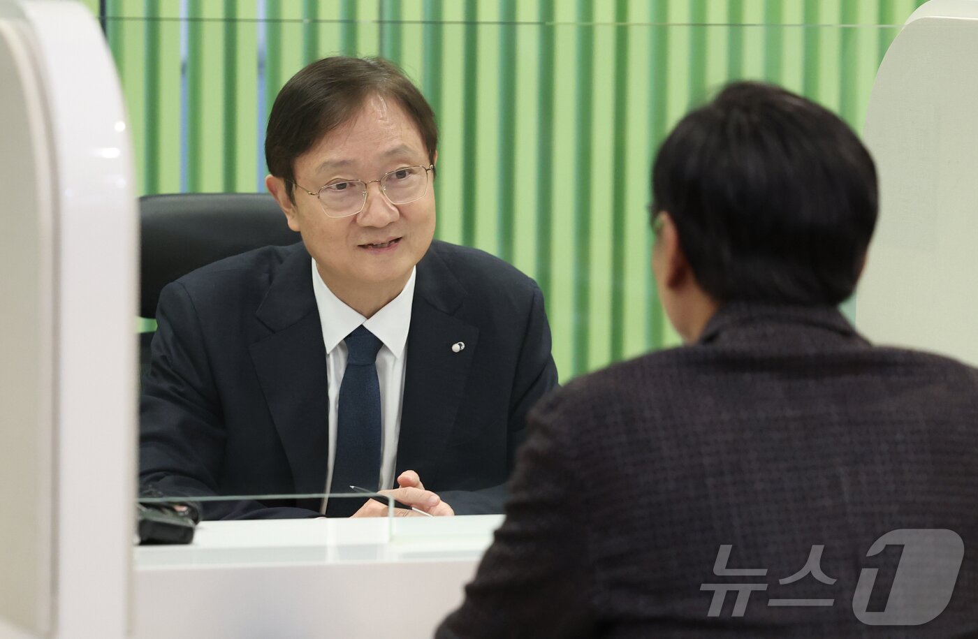 본문 이미지 - 이찬진 금융감독원장이 5일 오전 '경영진 민원상담 Day'를 맞아 서울 여의도 금융감독원 금융민원센터 상담 부스에서 민원인과 상담을 하고 있다. 이날 민원 상담은 금감원 경영진이 금융소비자와의 직접 만남을 통해 공감대를 넓히고 금융소비자의 신뢰를 제고하기 위해 마련됐다. ⓒ News1 오대일 기자