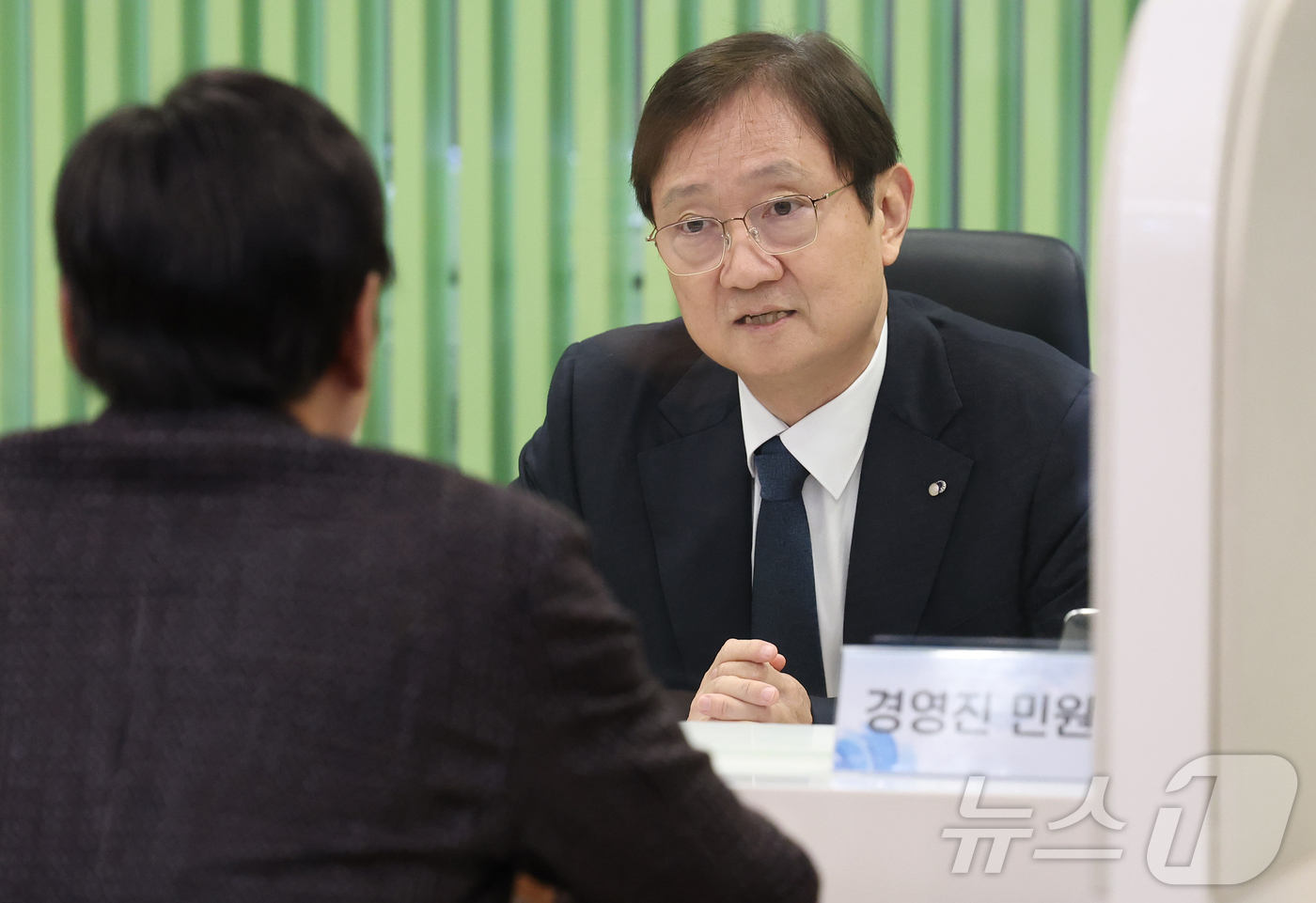 (서울=뉴스1) 오대일 기자 = 이찬진 금융감독원장이 5일 오전 '경영진 민원상담 Day'를 맞아 서울 여의도 금융감독원 금융민원센터 상담 부스에서 민원인과 상담을 하고 있다.이날 …