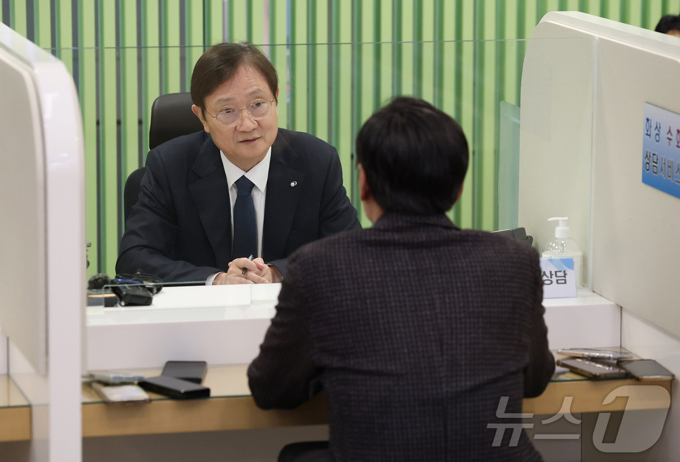 (서울=뉴스1) 오대일 기자 = 이찬진 금융감독원장이 5일 오전 '경영진 민원상담 Day'를 맞아 서울 여의도 금융감독원 금융민원센터 상담 부스에서 민원인과 상담을 하고 있다.이날 …