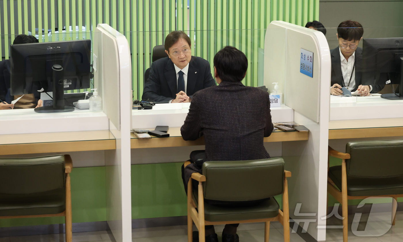 (서울=뉴스1) 오대일 기자 = 이찬진 금융감독원장이 5일 오전 '경영진 민원상담 Day'를 맞아 서울 여의도 금융감독원 금융민원센터 상담 부스에서 민원인과 상담을 하고 있다.이날 …