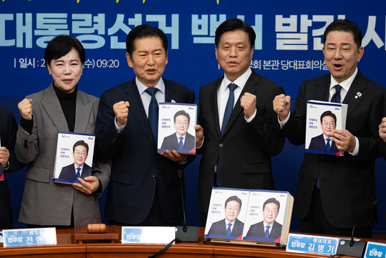 "정치양극화로 민주당 비호감도 높아…2030 소통 메신저 발굴해야"