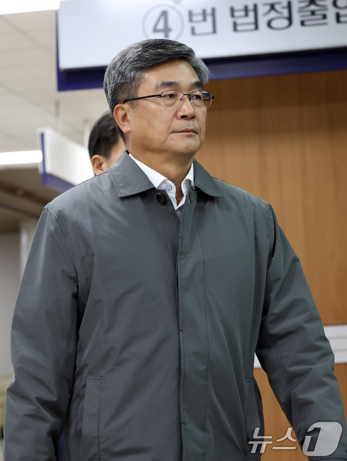 (서울=뉴스1) 김명섭 기자 = 서욱 전 국방부 장관이 5일 오전 서울 서초구 서울중앙지방법원에서 열린 ‘서해 공무원 피격 은폐 의혹’  결심 공판에 출석하고 있다. 2025.11 …
