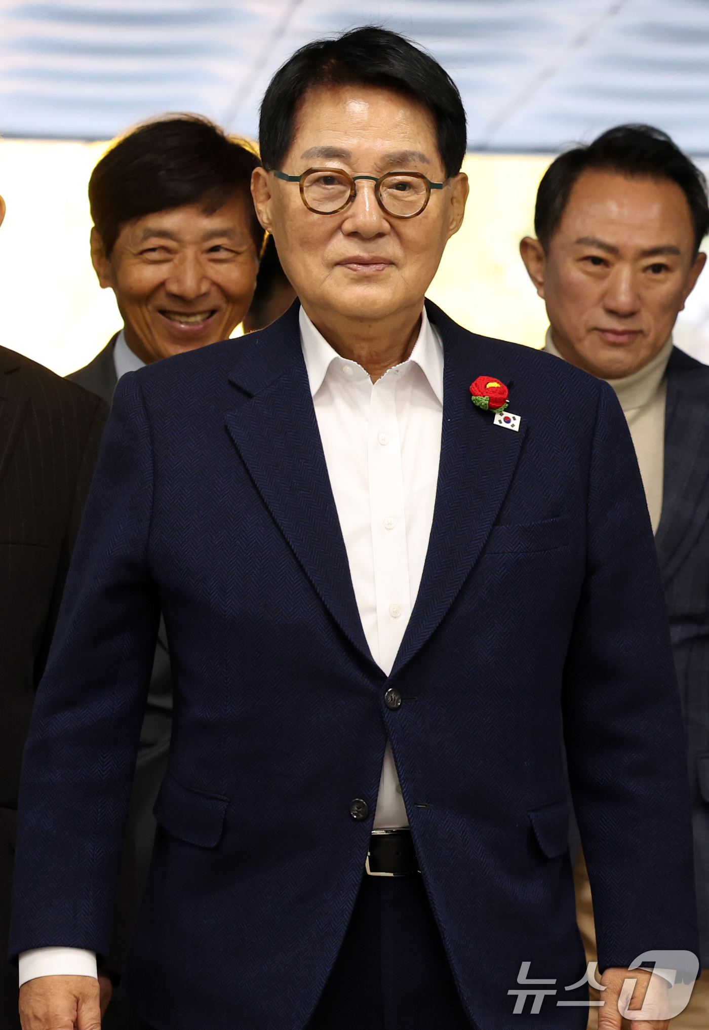 (서울=뉴스1) 김명섭 기자 = 박지원 전 국정원장이 5일 오전 서울 서초구 서울중앙지방법원에서 열린 ‘서해 공무원 피격 은폐 의혹’  결심 공판에 출석하고 있다. 2025.11. …