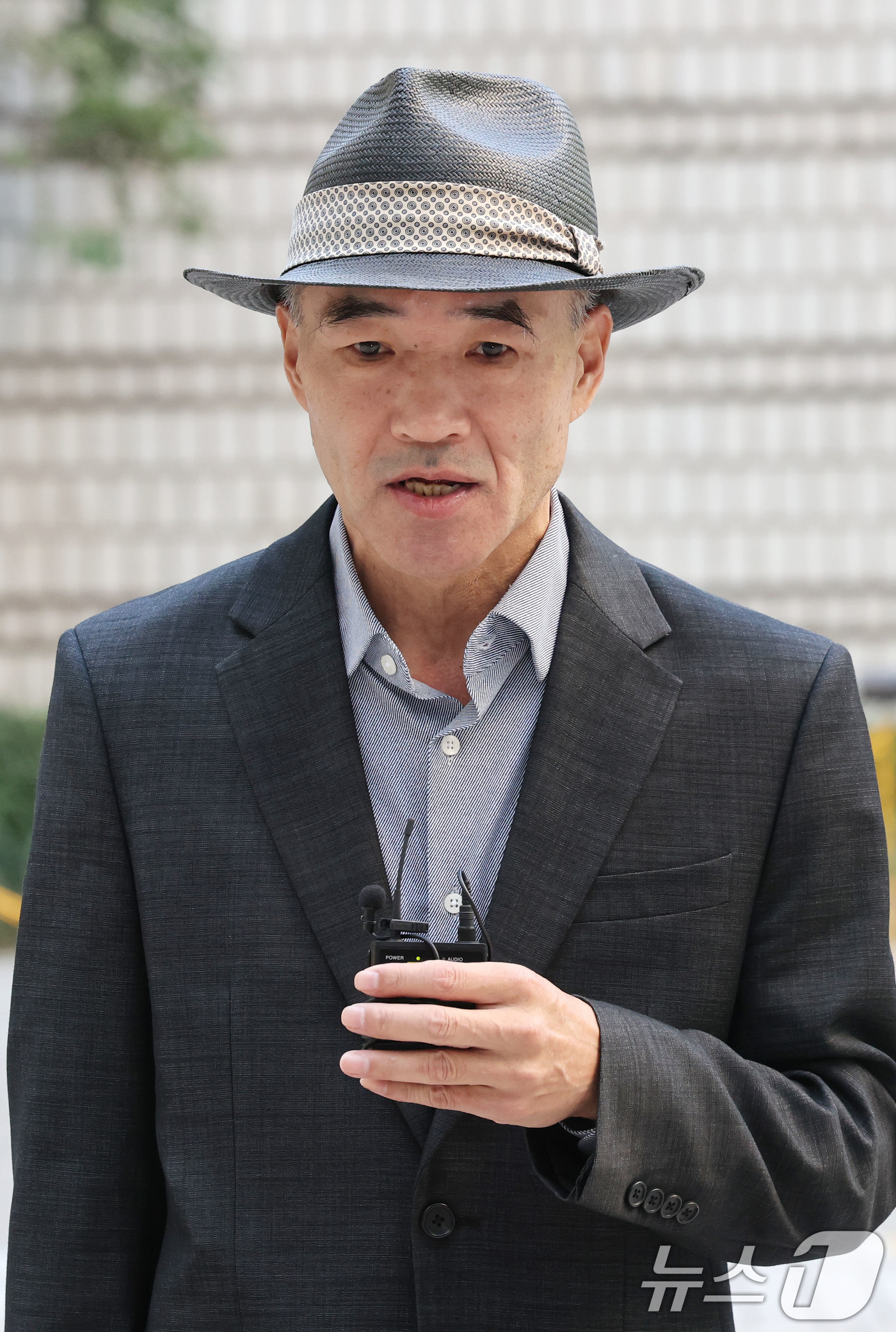 (서울=뉴스1) 이광호 기자 = 서해공무원 피살사건 유가족 이래진 씨가 5일 오전 서울 서초구 서울중앙지방법원에서 '서해 피격 사건 은폐 시도 및 월북몰이 혐의' 관련 결심공판을 …