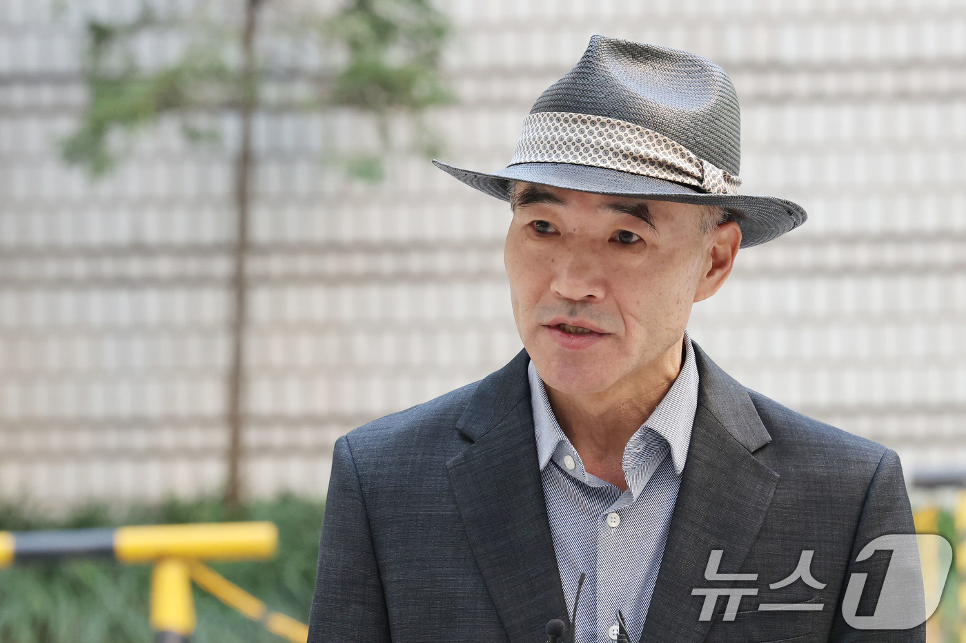 (서울=뉴스1) 이광호 기자 = 서해공무원 피살사건 유가족 이래진 씨가 5일 오전 서울 서초구 서울중앙지방법원에서 '서해 피격 사건 은폐 시도 및 월북몰이 혐의' 관련 결심공판을 …