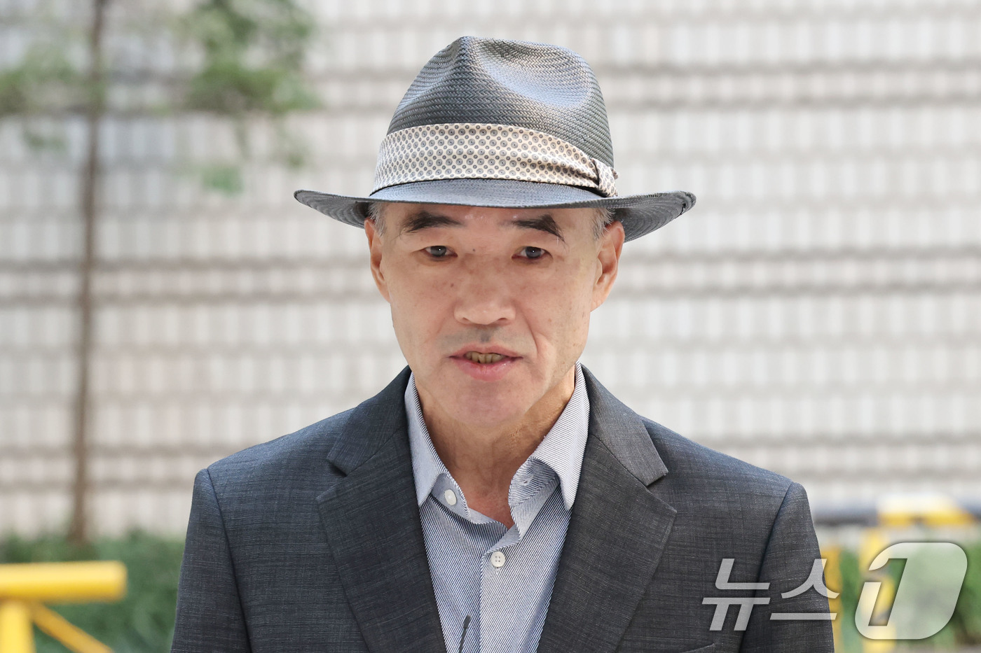 (서울=뉴스1) 이광호 기자 = 서해공무원 피살사건 유가족 이래진 씨가 5일 오전 서울 서초구 서울중앙지방법원에서 '서해 피격 사건 은폐 시도 및 월북몰이 혐의' 관련 결심공판을 …