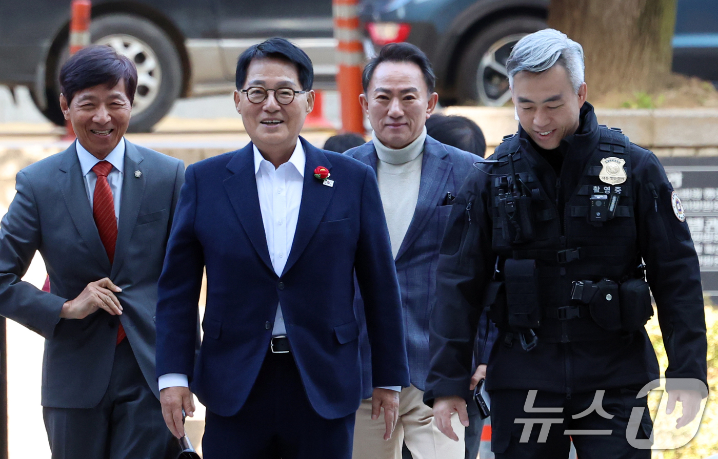 (서울=뉴스1) 김명섭 기자 = 박지원 전 국정원장이 5일 오전 서울 서초구 서울중앙지방법원에서 열린 ‘서해 공무원 피격 은폐 의혹’  결심 공판에 출석하고 있다. 2025.11. …