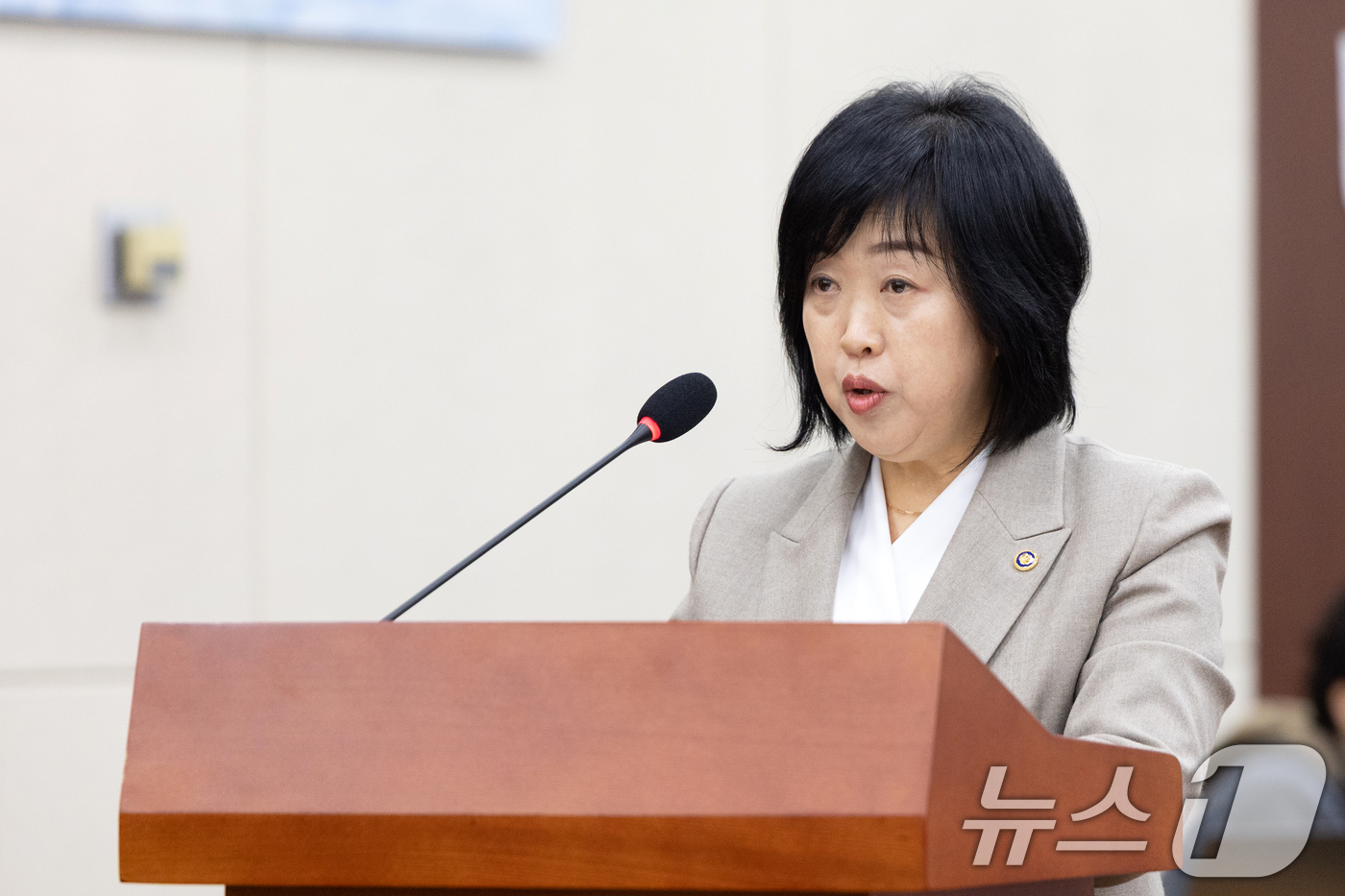 (서울=뉴스1) 이승배 기자 = 홍소영 병무청장이 5일 서울 여의도 국회에서 열린 제429회국회(정기회) 국방위원회 제6차 전체회의에서 2026년도 예산안 제안설명을 하고 있다. …