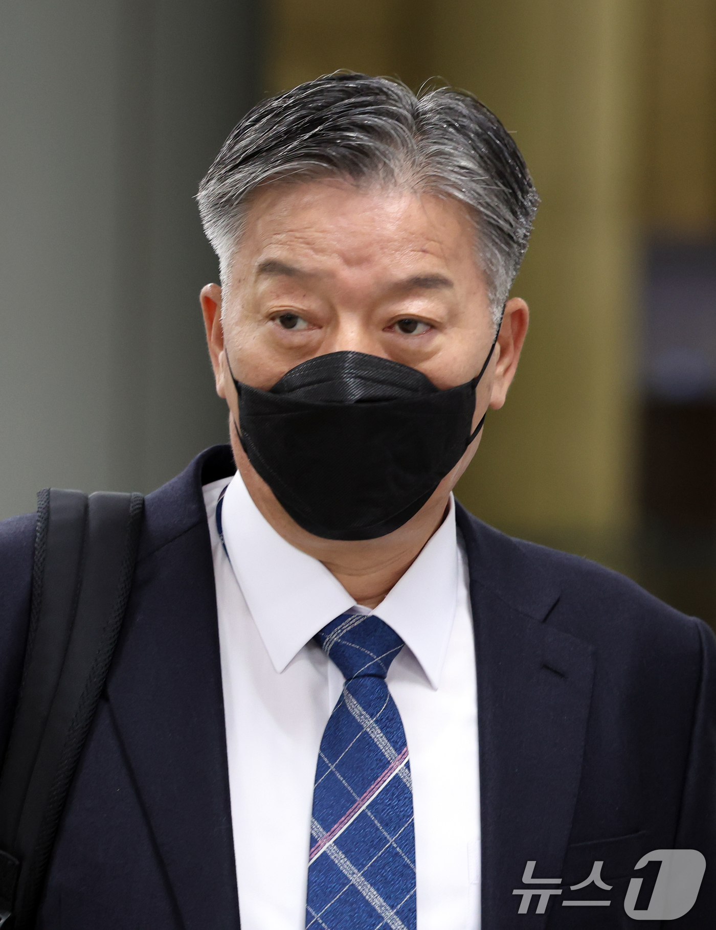 (서울=뉴스1) 김명섭 기자 = 김홍희 전 해양경찰청장이 5일 오전 서울 서초구 서울중앙지방법원에서 열린 ‘서해 공무원 피격 은폐 의혹’  결심 공판에 출석하고 있다. 2025.1 …