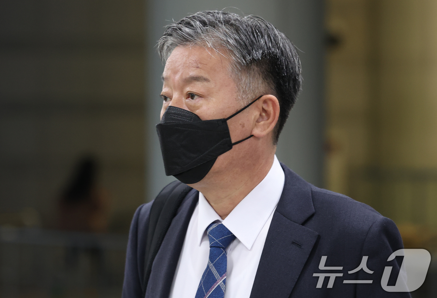 (서울=뉴스1) 김명섭 기자 = 김홍희 전 해양경찰청장이 5일 오전 서울 서초구 서울중앙지방법원에서 열린 ‘서해 공무원 피격 은폐 의혹’  결심 공판에 출석하고 있다. 2025.1 …