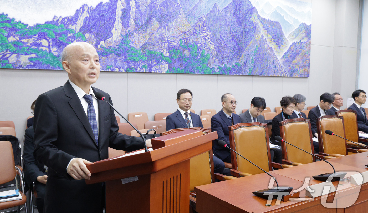 (서울=뉴스1) 신웅수 기자 = 안창호 국가인권위원회 위원장이 5일 서울 여의도 국회 운영위원회에서 열린 국가인권위원회에 대한 국정감사에서 업무 보고를 하고 있다. 2025.11. …