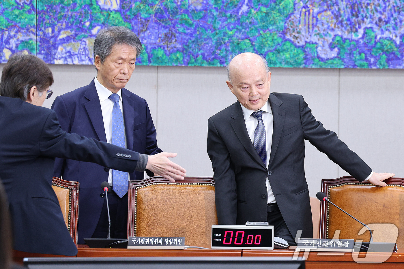 (서울=뉴스1) 신웅수 기자 = 안창호 국가인권위원회 위원장과 김용원 상임위원이 5일 서울 여의도 국회 운영위원회에서 열린 국가인권위원회에 대한 국정감사에 출석하고 있다. 2025 …