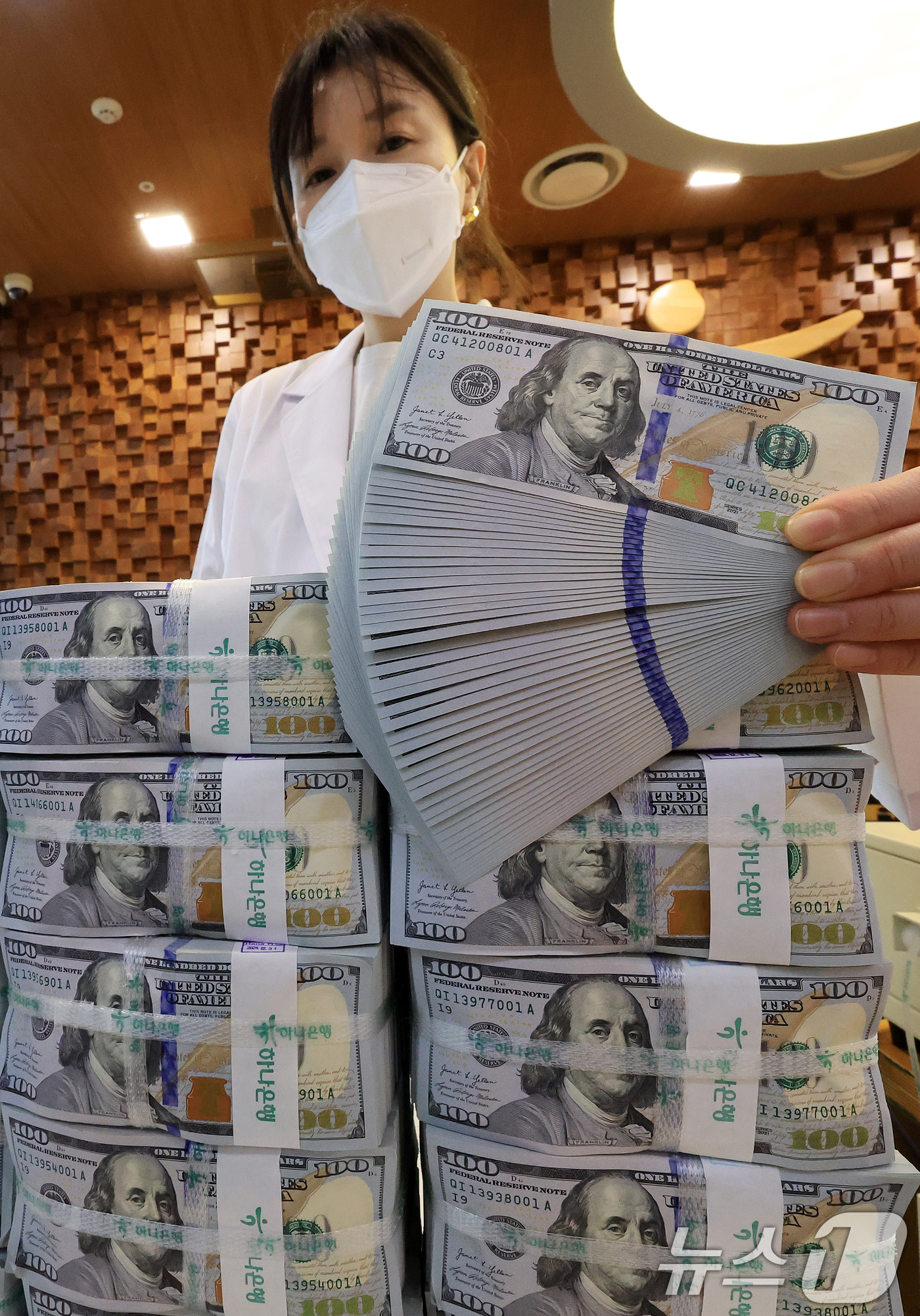 (서울=뉴스1) 이호윤 기자 = 지난달 우리나라 외환보유액이 5개월 연속 늘어나면서 4300억달러에 육박했다. 5일 한국은행에 따르면 10월 말 기준 외환보유액이 4288억2000 …