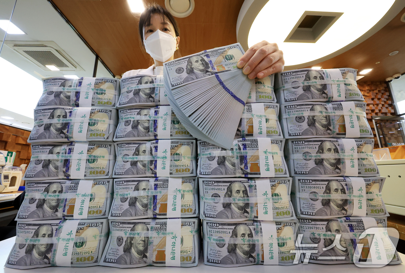 (서울=뉴스1) 이호윤 기자 = 지난달 우리나라 외환보유액이 5개월 연속 늘어나면서 4300억달러에 육박했다. 5일 한국은행에 따르면 10월 말 기준 외환보유액이 4288억2000 …