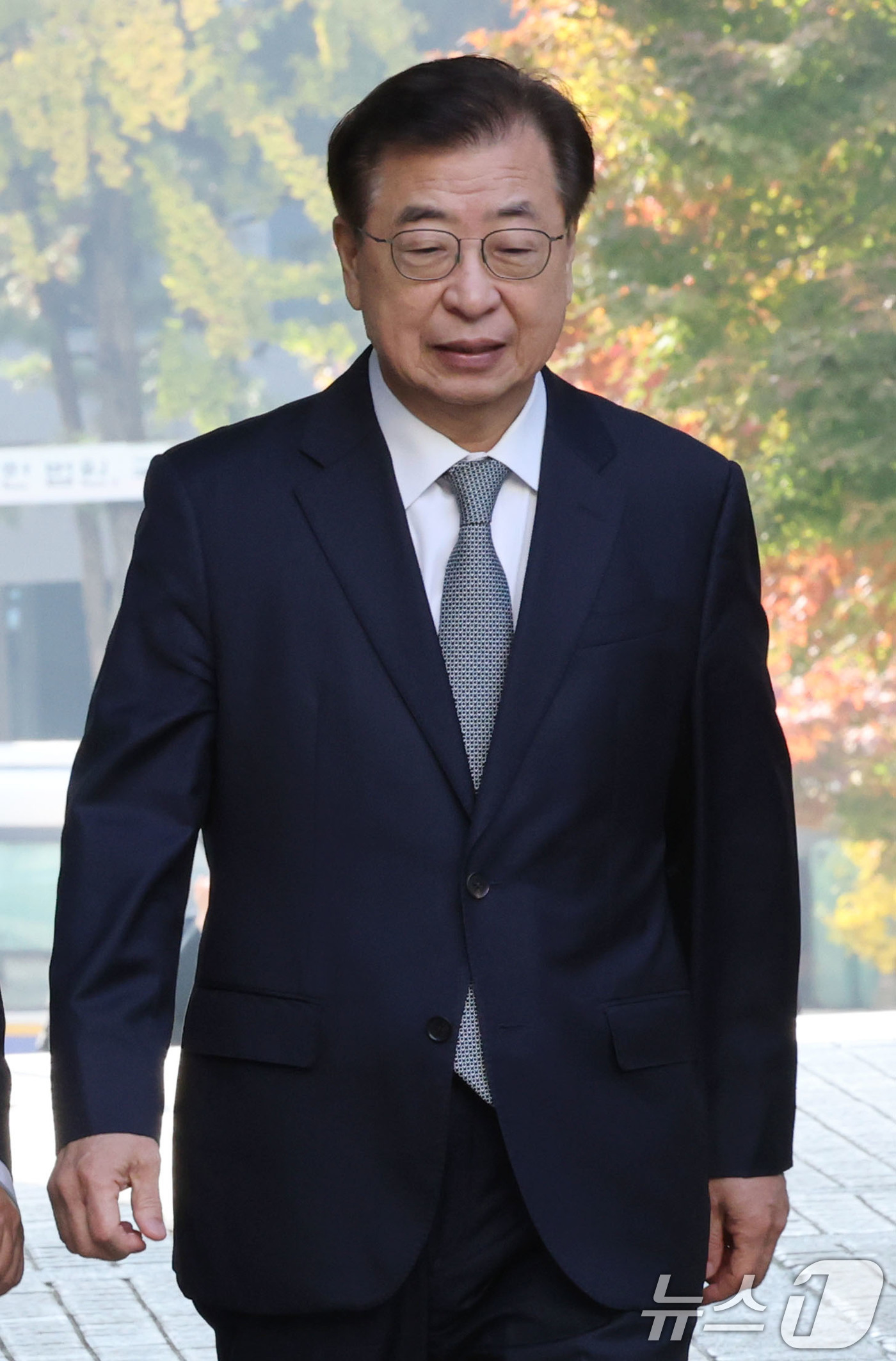 (서울=뉴스1) 이광호 기자 = 서해 공무원 피격 사건을 은폐하려 한 혐의로 재판에 넘겨진 서훈 전 국가안보실장이 5일 오전 서울 서초구 서울중앙지방법원에서 열린 결심공판에 출석하 …