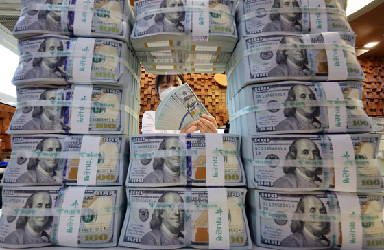 美 셧다운 종료 임박…환율 1460원대 마감, 7개월래 최고(종합)