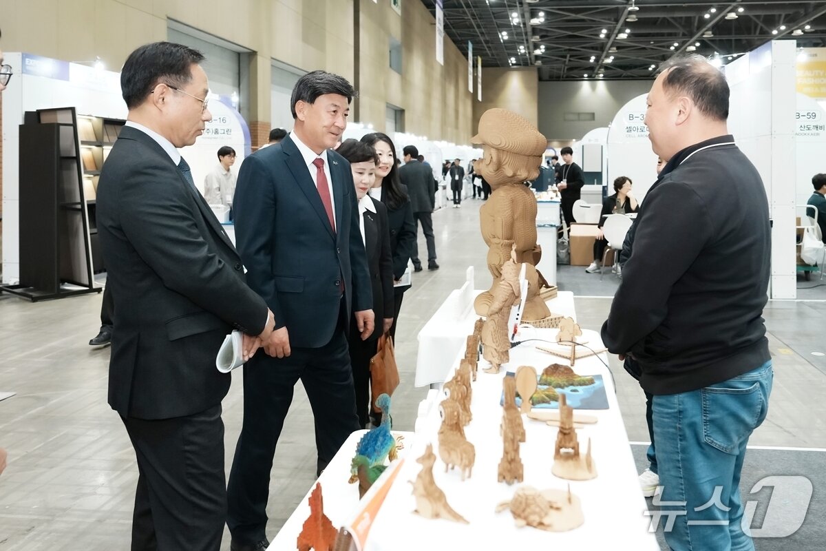 본문 이미지 - 방세환 시장이 ‘제14회 광주시 기업박람회’에서 참가 기업의 제품을 살펴보고 있는 모습.&#40;광주시 제공&#41;