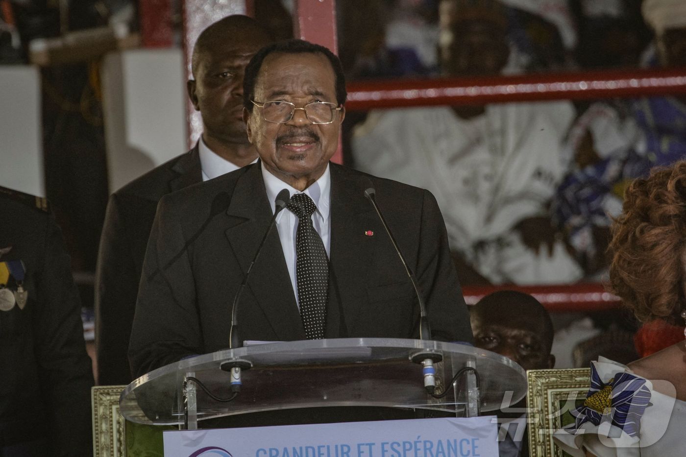 본문 이미지 - 폴 비야 카메룬 대통령이 7일(현지시간) 마루아에서 연설하고 있다. 2025.10.7 ⓒ AFP=뉴스1 ⓒ News1 김경민 기자