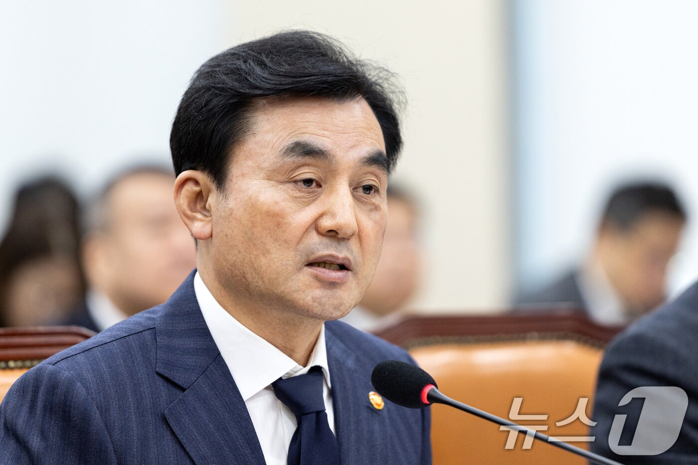본문 이미지 - 안규백 국방부 장관이 지난 5일 서울 여의도 국회에서 열린 제429회국회&#40;정기회&#41; 국방위원회 제6차 전체회의에서 의원 질의에 답변하고 있다. 2025.11.5/뉴스1 ⓒ News1 이승배 기자
