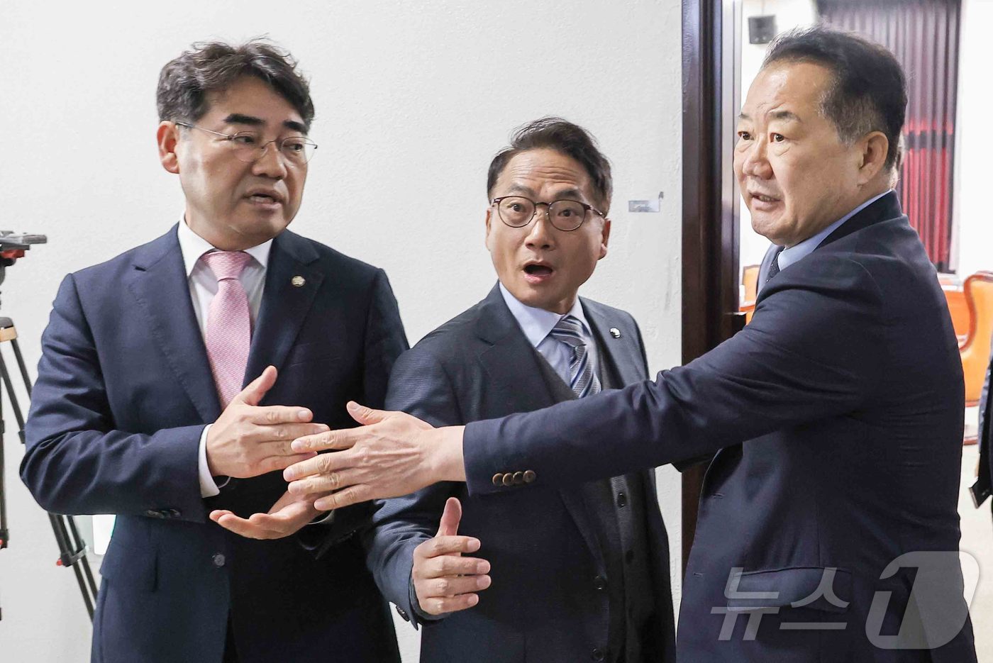 (서울=뉴스1) 유승관 기자 = 이성권 국회 정보위원회 국민의힘 간사(왼쪽), 박선원 더불어민주당 간사가 5일 오전 서울 여의도 국회에서 열린 정보위원회의 국방정보본부 등에 대한 …