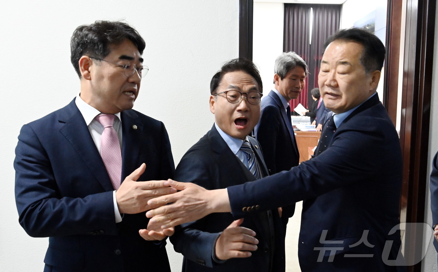 (서울=뉴스1) 유승관 기자 = 5일 오전 국회에서 열린 정보위원회 전체회의에 앞서 이성권(왼쪽부터)국민의힘 간사와 박선원민주당 간사가 전날 열린 국정원국감 브리핑내용과 관련, 설 …