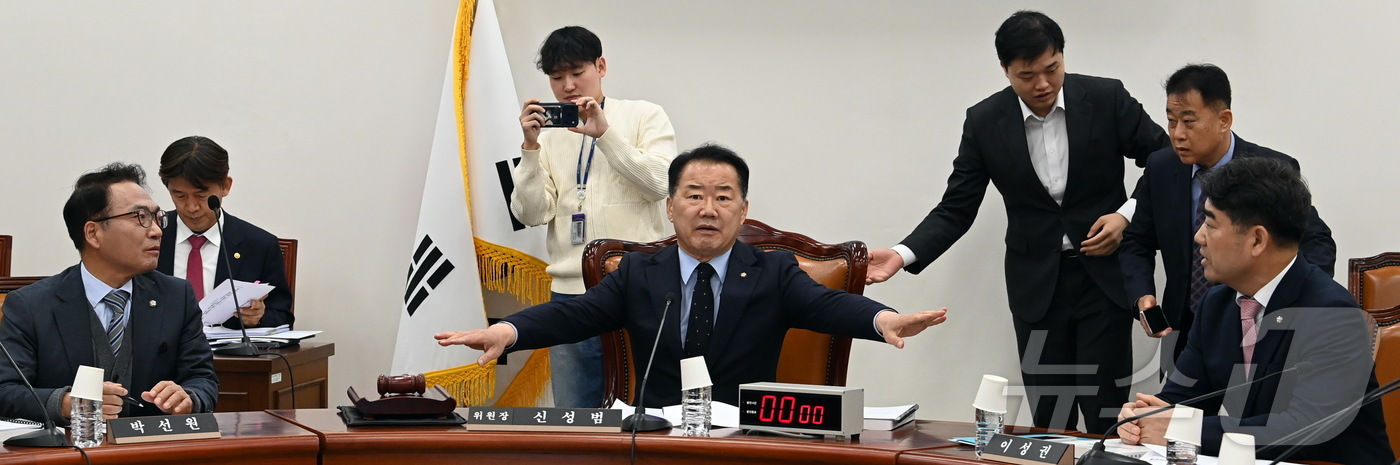 (서울=뉴스1) 유승관 기자 = 5일 오전 국회에서 열린 정보위원회 전체회의에 앞서 이성권(오른쪽)국민의힘 간사와 박선원 민주당 간사가 전날 열린 국정원국감 브리핑내용과 관련, 설 …