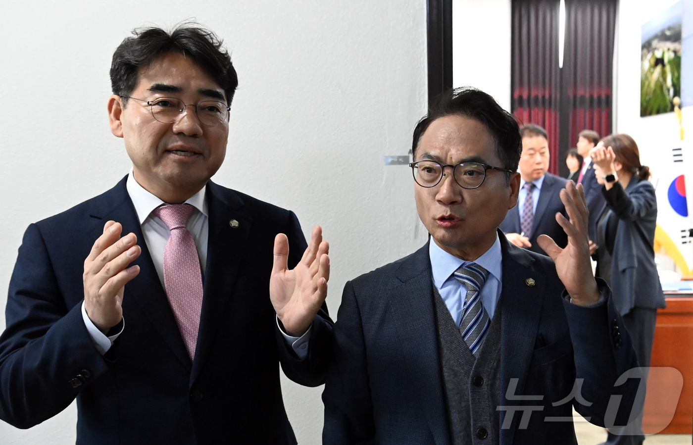 (서울=뉴스1) 유승관 기자 = 5일 오전 국회에서 열린 정보위원회 전체회의에 앞서 이성권 국민의힘 간사와 박선원민주당 간사가 전날 열린 국정원국감 브리핑내용과 관련, 설전을 벌이 …