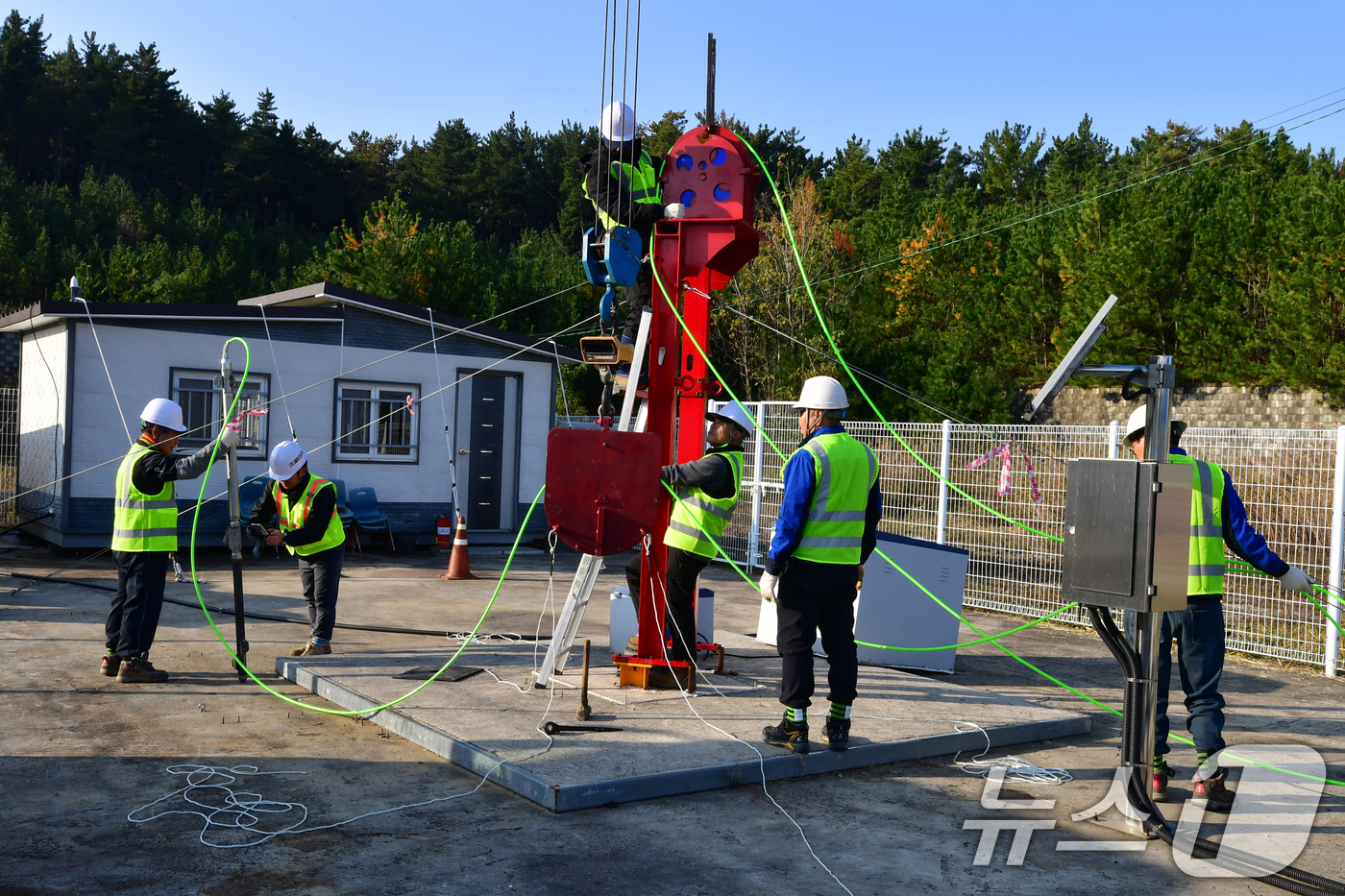 (포항=뉴스1) 최창호 기자 = 5일 오전 경북포항시 북구 흥해읍 지열발전소 부지에서 2022년 5월 이후 두번째 심부지진계 설치 작업이 진행되고 있다.심부지진계는 2017년 11 …