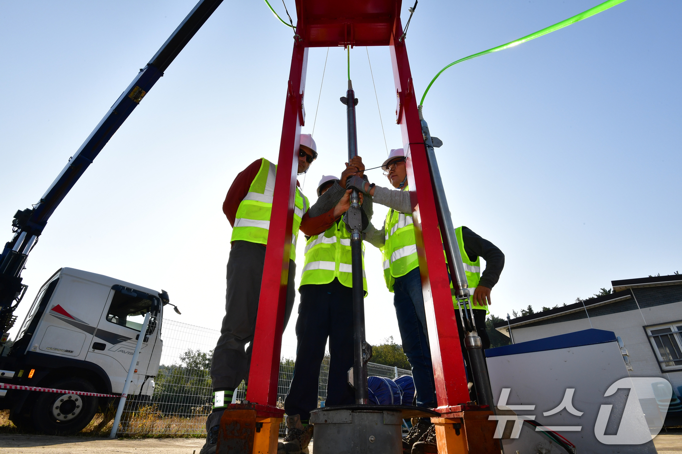 (포항=뉴스1) 최창호 기자 = 5일 오전 경북포항시 북구 흥해읍 지열발전소 부지에서 2022년 5월 이후 두번째 심부지진계 설치 작업이 진행되고 있다.심부지진계는 2017년 11 …