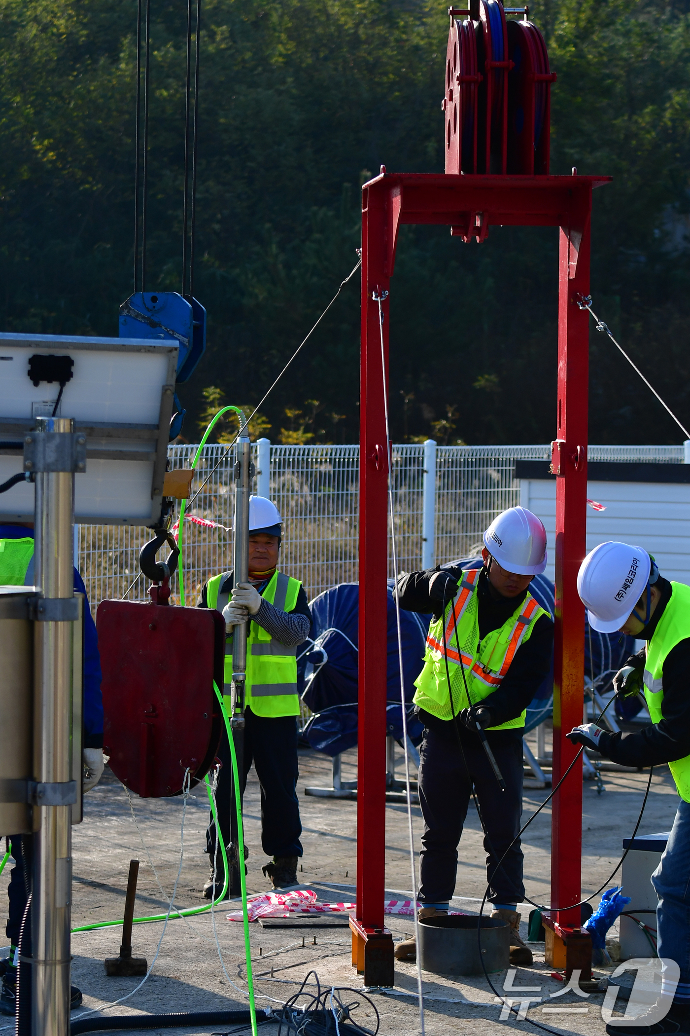 (포항=뉴스1) 최창호 기자 = 5일 오전 경북포항시 북구 흥해읍 지열발전소 부지에서 2022년 5월 이후 두번째 심부지진계 설치 작업이 진행되고 있다.심부지진계는 2017년 11 …