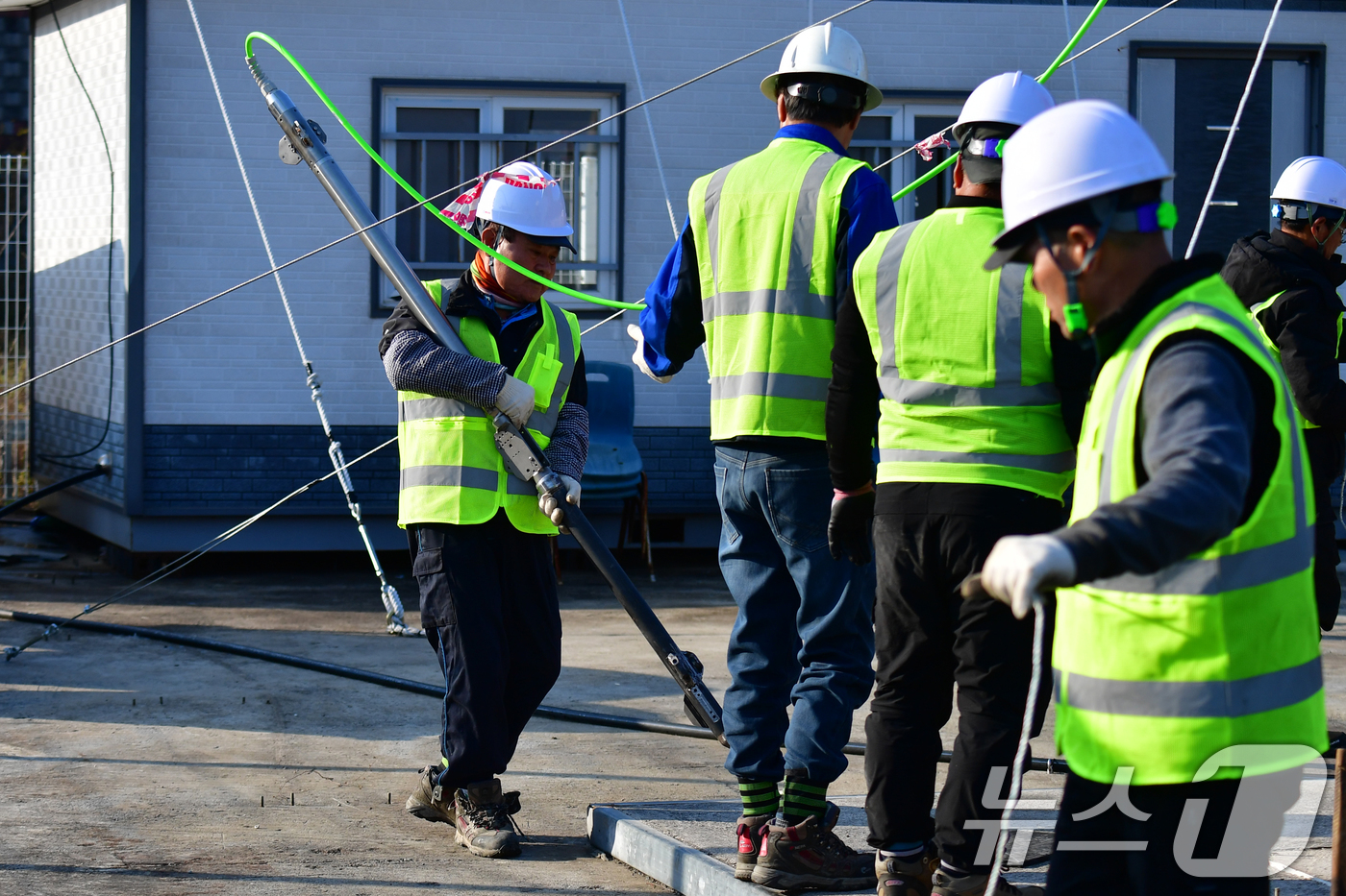 (포항=뉴스1) 최창호 기자 = 5일 오전 경북포항시 북구 흥해읍 지열발전소 부지에서 2022년 5월 이후 두번째 심부지진계 설치 작업이 진행되고 있다.심부지진계는 2017년 11 …