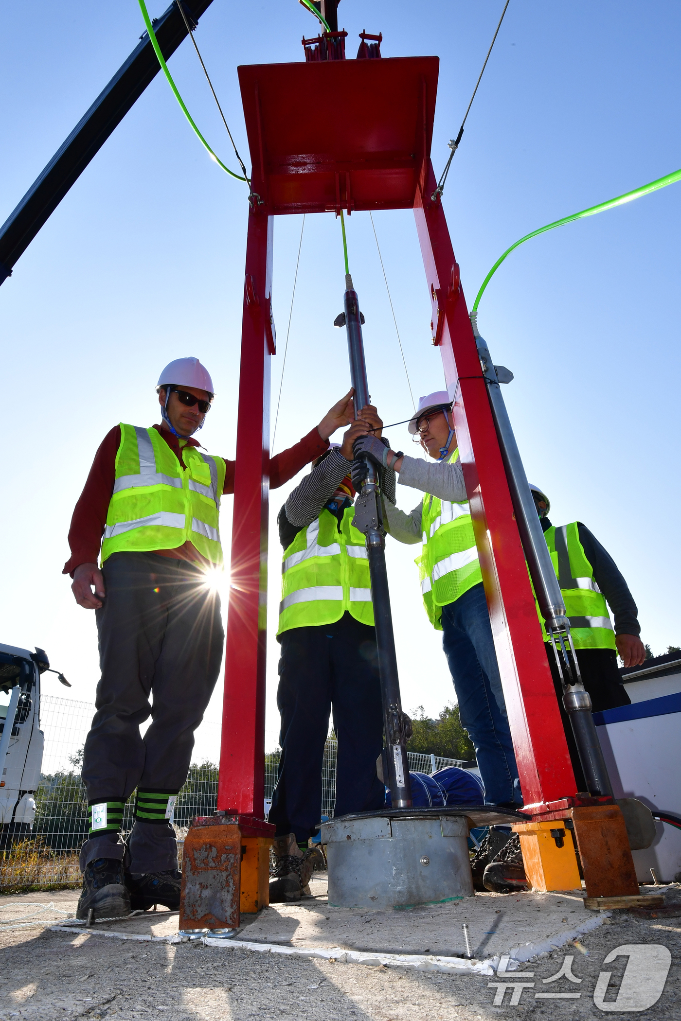 (포항=뉴스1) 최창호 기자 = 5일 오전 경북포항시 북구 흥해읍 지열발전소 부지에서 2022년 5월 이후 두번째 심부지진계 설치 작업이 진행되고 있다.심부지진계는 2017년 11 …