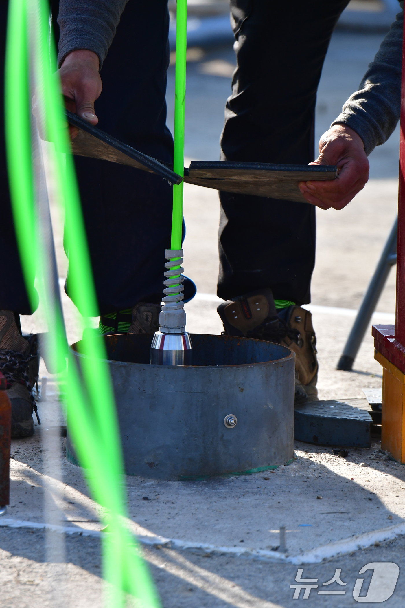 (포항=뉴스1) 최창호 기자 = 5일 오전 경북포항시 북구 흥해읍 지열발전소 부지에서 2022년 5월 이후 두번째 심부지진계 설치 작업이 진행되고 있다. 심부지진계는 2017년 1 …