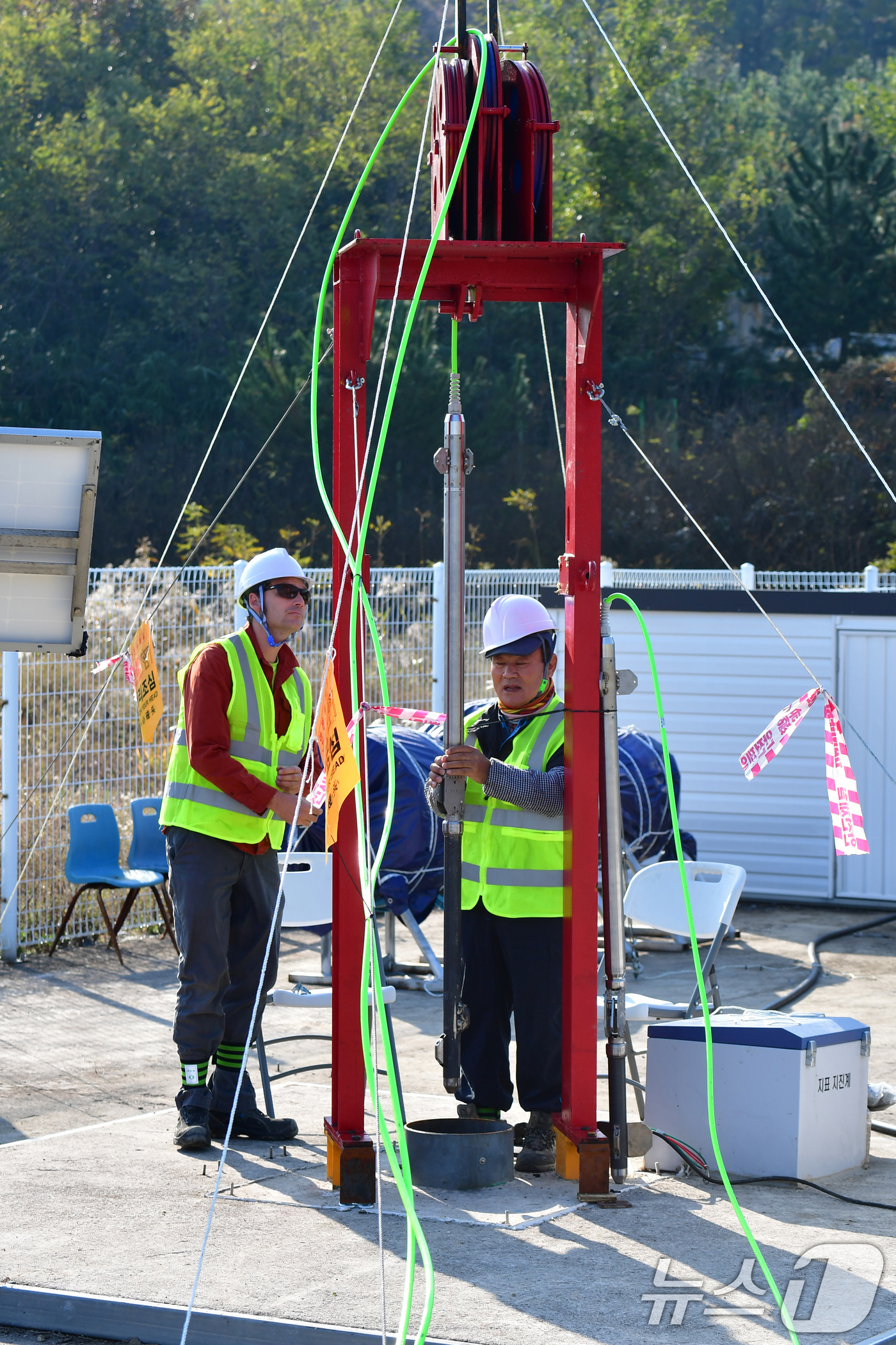 (포항=뉴스1) 최창호 기자 = 5일 오전 경북포항시 북구 흥해읍 지열발전소 부지에서 2022년 5월 이후 두번째 심부지진계 설치 작업이 진행되고 있는 가운데 지진계 제작사 관계자 …