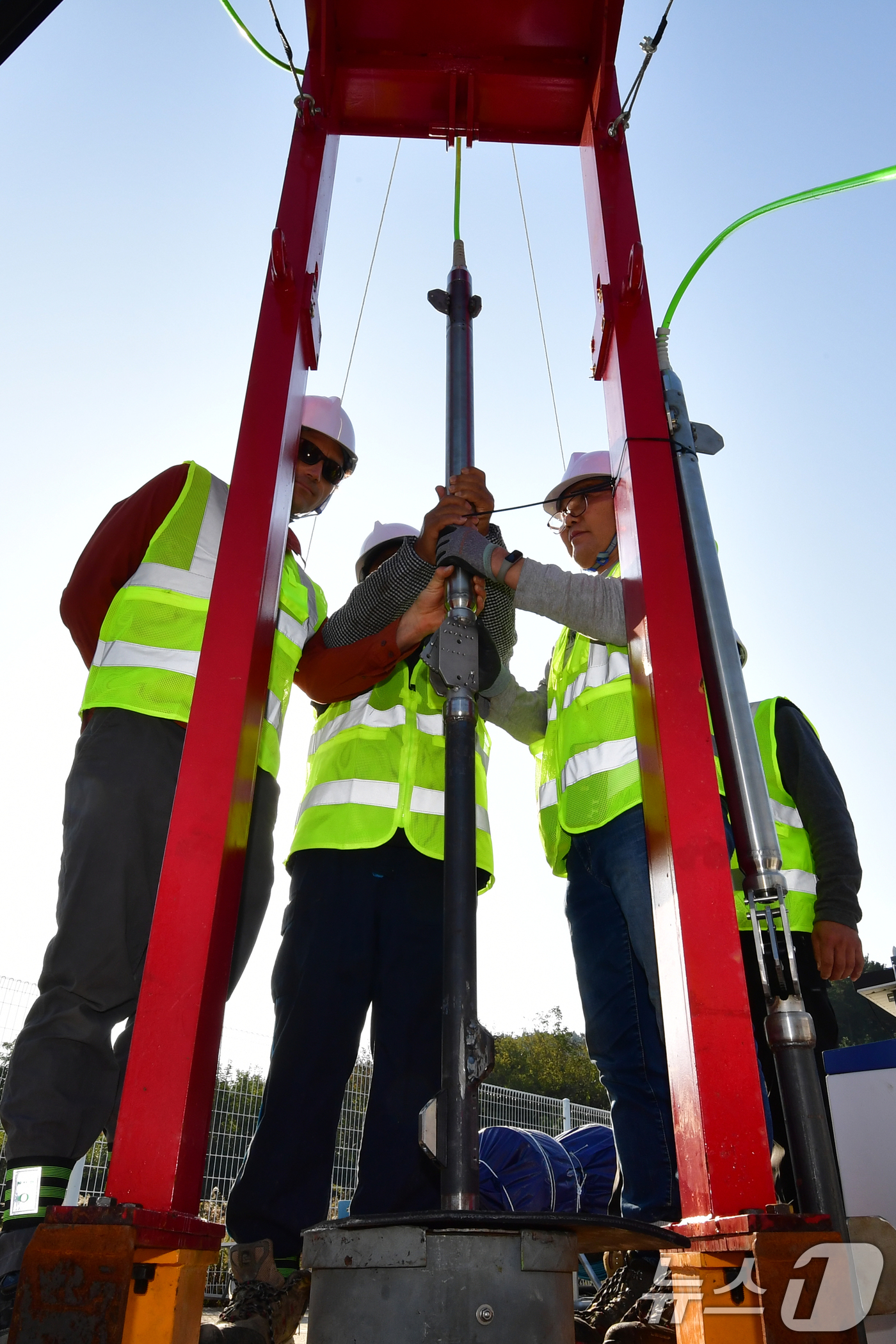 (포항=뉴스1) 최창호 기자 = 5일 오전 경북포항시 북구 흥해읍 지열발전소 부지에서 2022년 5월 이후 두번째 심부지진계 설치 작업이 진행되고 있다.심부지진계는 2017년 11 …