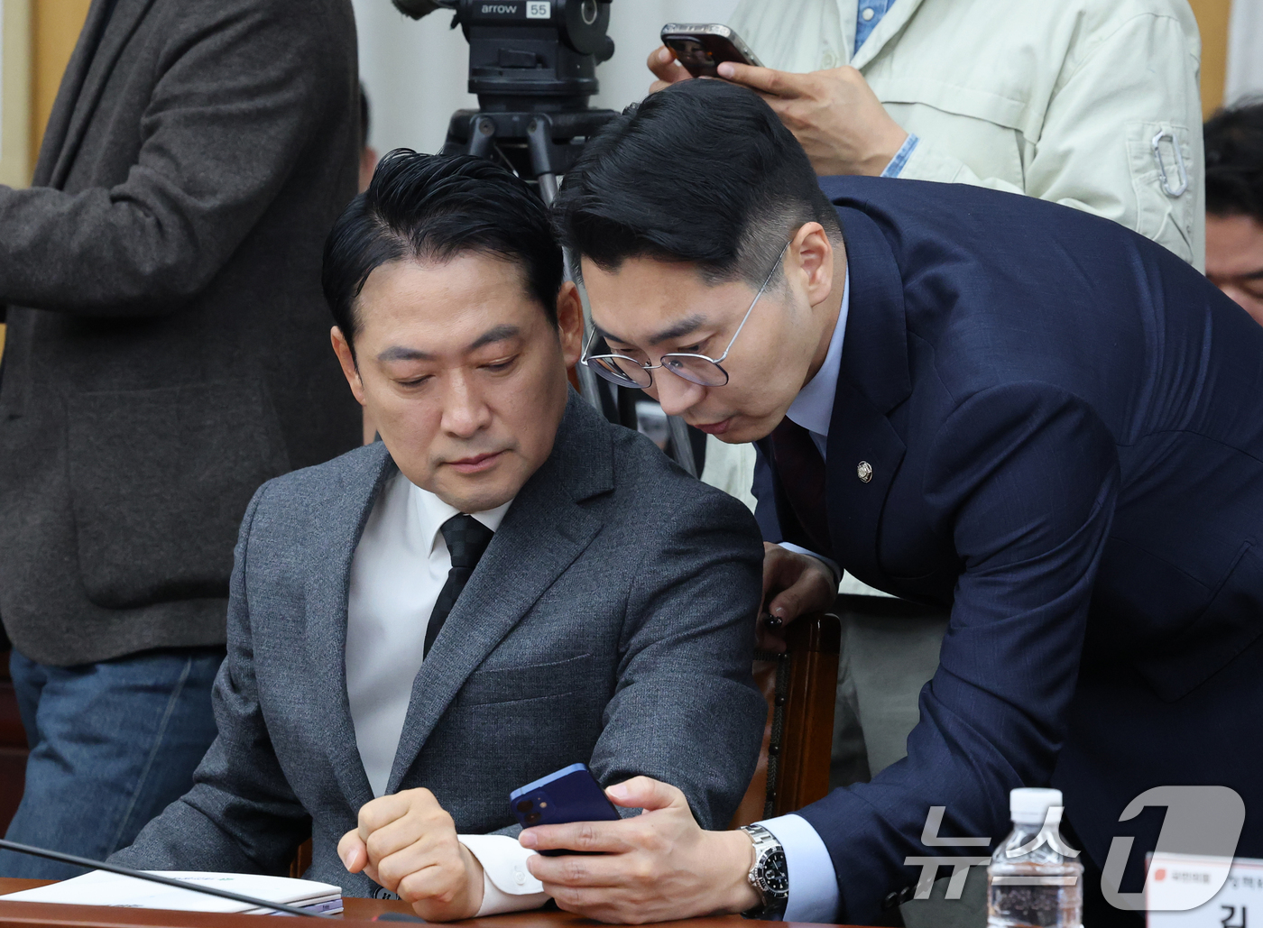 (대전=뉴스1) 김기태 기자 = 장동혁 국민의힘 대표가 5일 대전시청에서 열린 국민의힘 충청권 지역민생 예산정책협의회에 참석해 박준태 의원과 대화하고 있다. 2025.11.5/뉴스 …