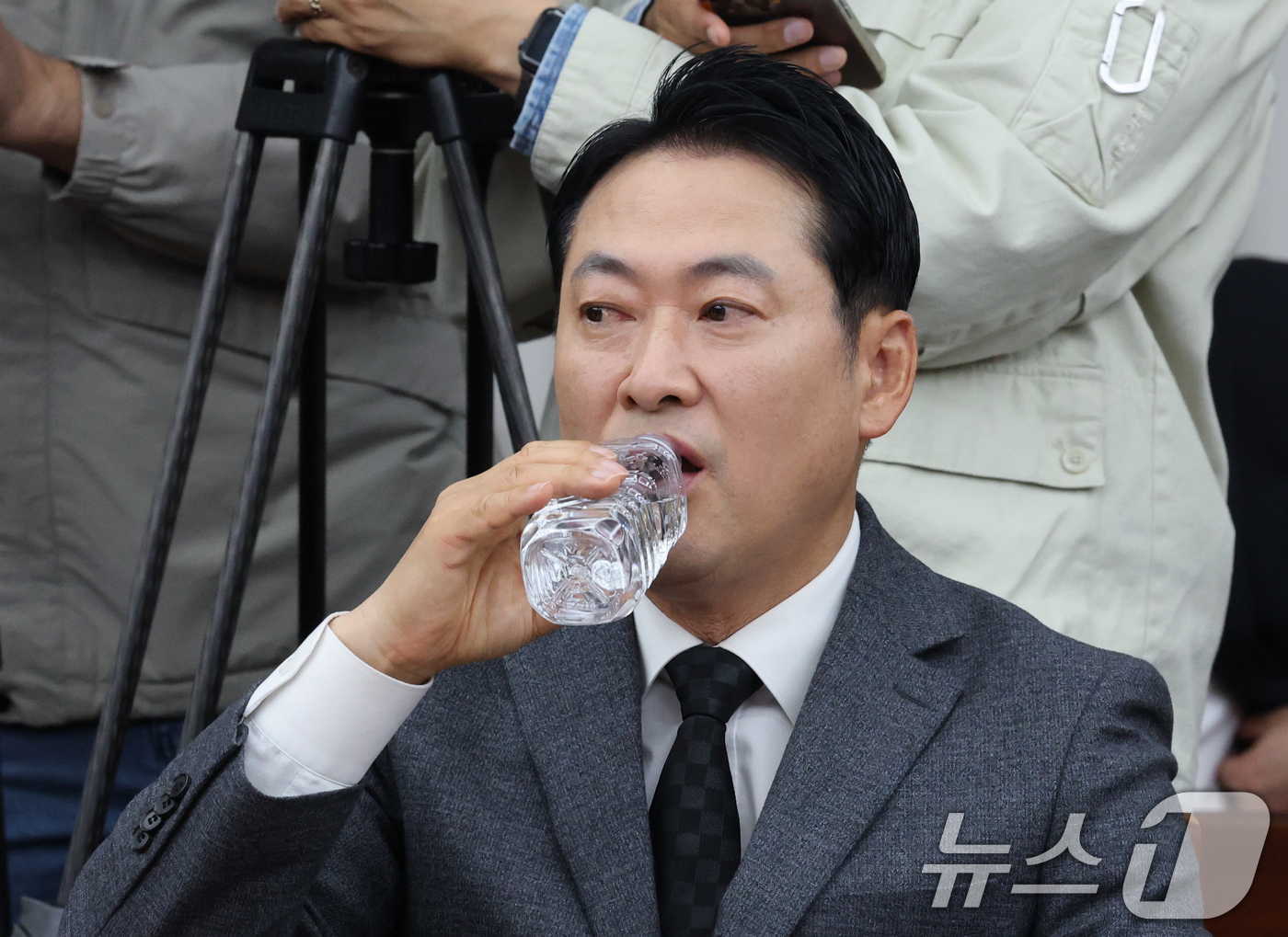 (대전=뉴스1) 김기태 기자 = 장동혁 국민의힘 대표가 5일 대전시청에서 열린 국민의힘 충청권 지역민생 예산정책협의회에 참석해 목을 축이고 있다. 2025.11.5/뉴스1