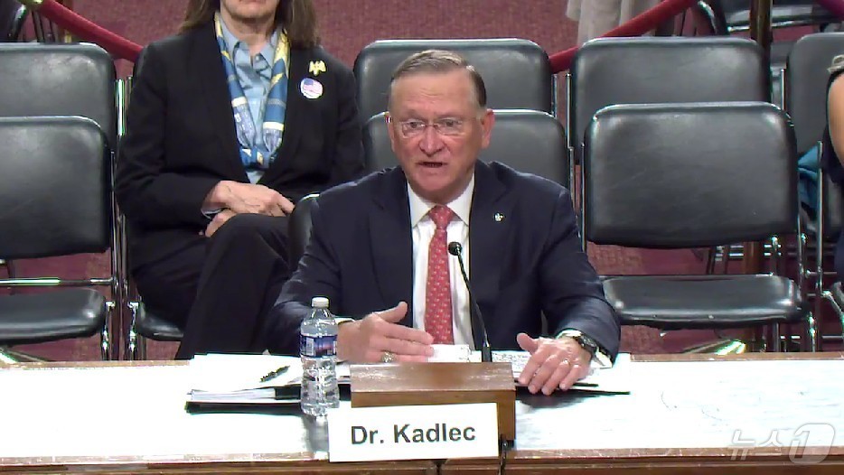 (워싱턴=뉴스1) 류정민 특파원 = 로버트 P. 캐들렉 미국 국방부 핵억제·생화학방어 담당 차관보 지명자가 4일(현지시간) 상원 군사위원회 인사청문회에서 질문에 답하고 있다.(美상 …