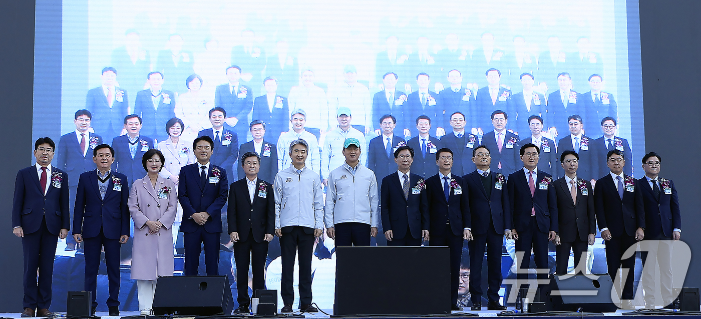 (서울=뉴스1) 박정호 기자 = 오세훈 서울시장이 5일 오전 서울시 중구 서소문로 일대에서 열린 녹지생태도심 선도사업 서소문빌딩 재개발사업 착공식에서 주요 내빈 등과 기념 촬영을 …