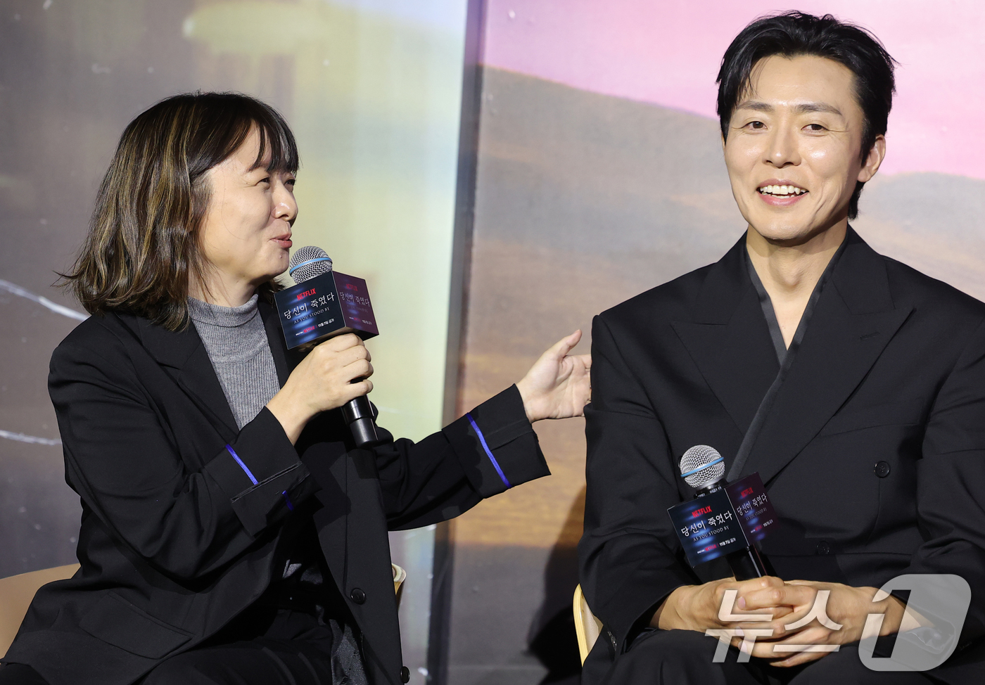 (서울=뉴스1) 권현진 기자 = 이정림 감독(왼쪽)이 5일 오전 서울 용산구 CGV용산아이파크몰에서 열린 넷플릭스 시리즈 ‘당신이 죽였다’ 제작발표회에 참석해 배우 이무생을 캐스팅 …