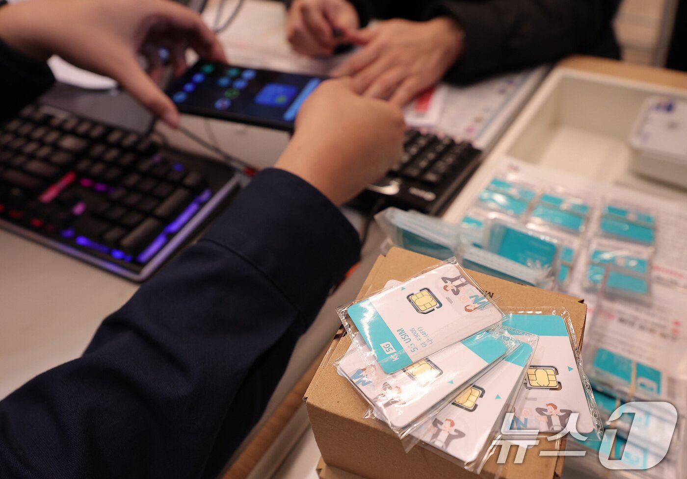 본문 이미지 - KT가 해킹 피해 후속 대책으로 전 가입자를 대상으로 무상 유심 교체를 시행한 5일 서울 시내 한 KT 대리점에서 시민들이 유심 교체 상담을 받고 있다. 2025.11.5/뉴스1 ⓒ News1 김성진 기자