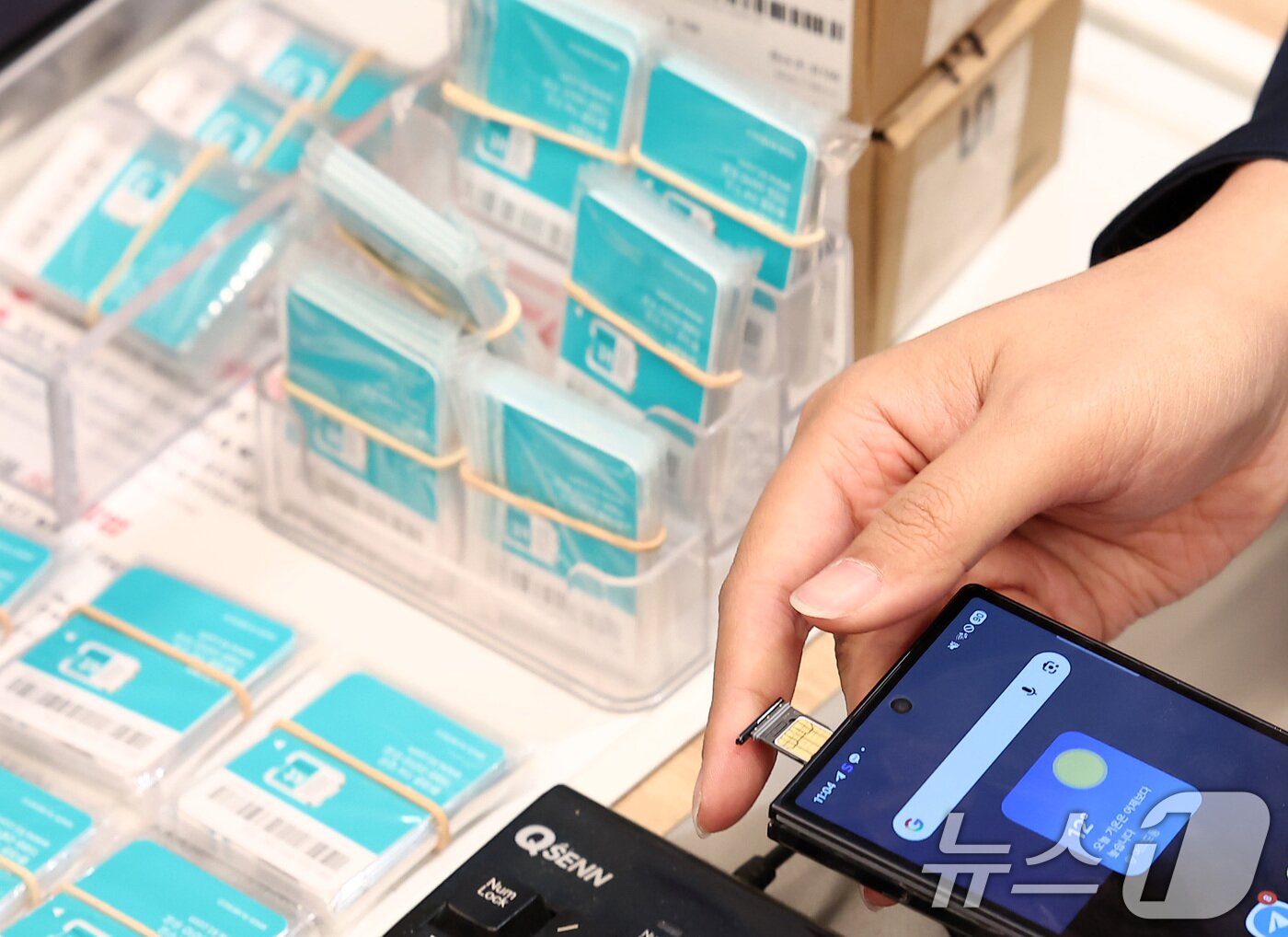 본문 이미지 - KT가 해킹 피해 후속 대책으로 전 가입자를 대상으로 무상 유심 교체를 시행한 5일 서울 시내 한 KT 대리점에서 시민들이 유심 교체를 하고 있다.  2025.11.5/뉴스1 ⓒ News1 김성진 기자